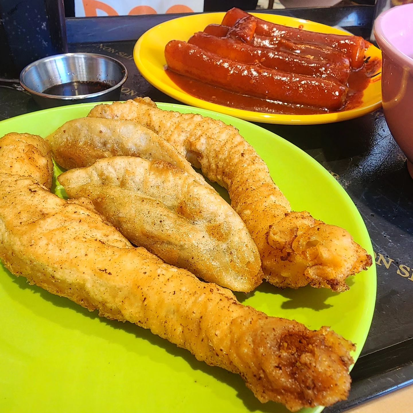 부산에 가면 꼭 먹어야 한다는 #다리집
정말 옛날 어렸을 때 먹었던 
떡볶이 맛이 그리울 때
찾아가면 좋을 것 같아요 :)

- 위치: 부산 수영구 남천바다로10번길 70 101호
 (남천역과 금령산역 사이로 광안리 해수욕장 갈 때
  방문하면 좋아요)
- 운영시간: 11시 30분 ~ 21시
- 가격대: 튀김어묵세트 17,000원