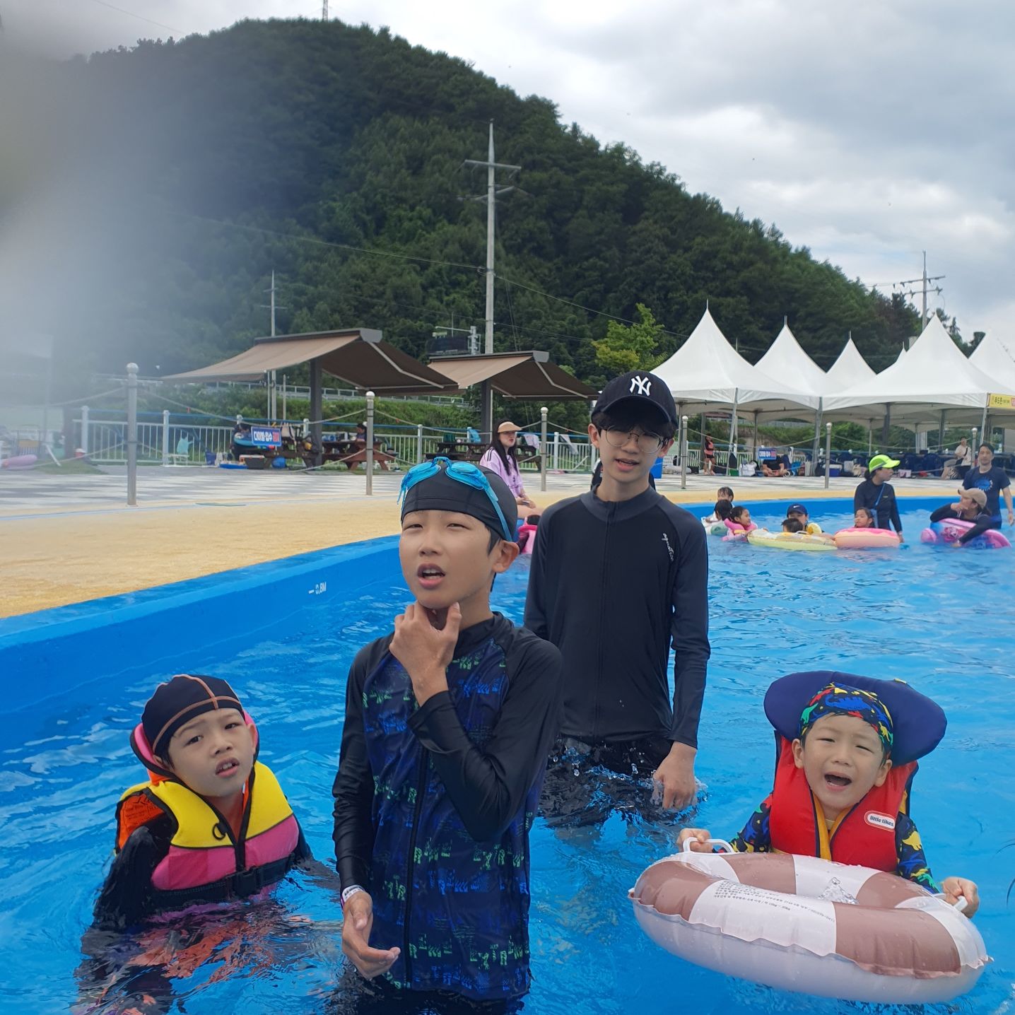 #사형제맘쭈

🌈  물놀이 2탄 - 홍천 물놀이장 🌈

#홍천물놀이장

홍천읍 생활체육공원 (열산골길 20) 에 위치한 

물놀이장~~ 

더워도 너무 더웠던 7월 마지막 주 

나가서 놀수없으니 다녀와보자햇니

급  수영복과 라면만 챙겨서 간단한 물놀이 

⭐️ 10시 ~  5시 45분 
*  매 정각 부터 45분 운영 15분 휴식 

곳곳에  파라솔, 그늘막이 있어서 돗자리 챙겨서  자리깔고

음식물 반입가능, 배달음식 가능♡

푸드존에서 편하게 앉아 먹을수있고

곳곳에 샤워장,  화장실, 탈의실이 있어서 

편리하게 잘 놀다옴^^

♡ 입장료 3000원 ♡  미취학아동는 무료♡

유수풀이 있어서  그나마 더 잘 놀다왔다♡♡

4시간 잘 논 4형제ㅋㅋ

중딩부터 유치까지  함께 재밌게 놀기 어렵다~

이 날은  중딩형이  양보한날♡

☆  이번주말까지 운영된다고 해요^^

#홍천물놀이터 #홍천유수풀 #물놀이 #여름물놀이 #물놀이는즐거워
#물만난사형제 #아들맘 #여름휴가때 #7월휴가 #홍천가볼만한곳
#홍천물놀이장소