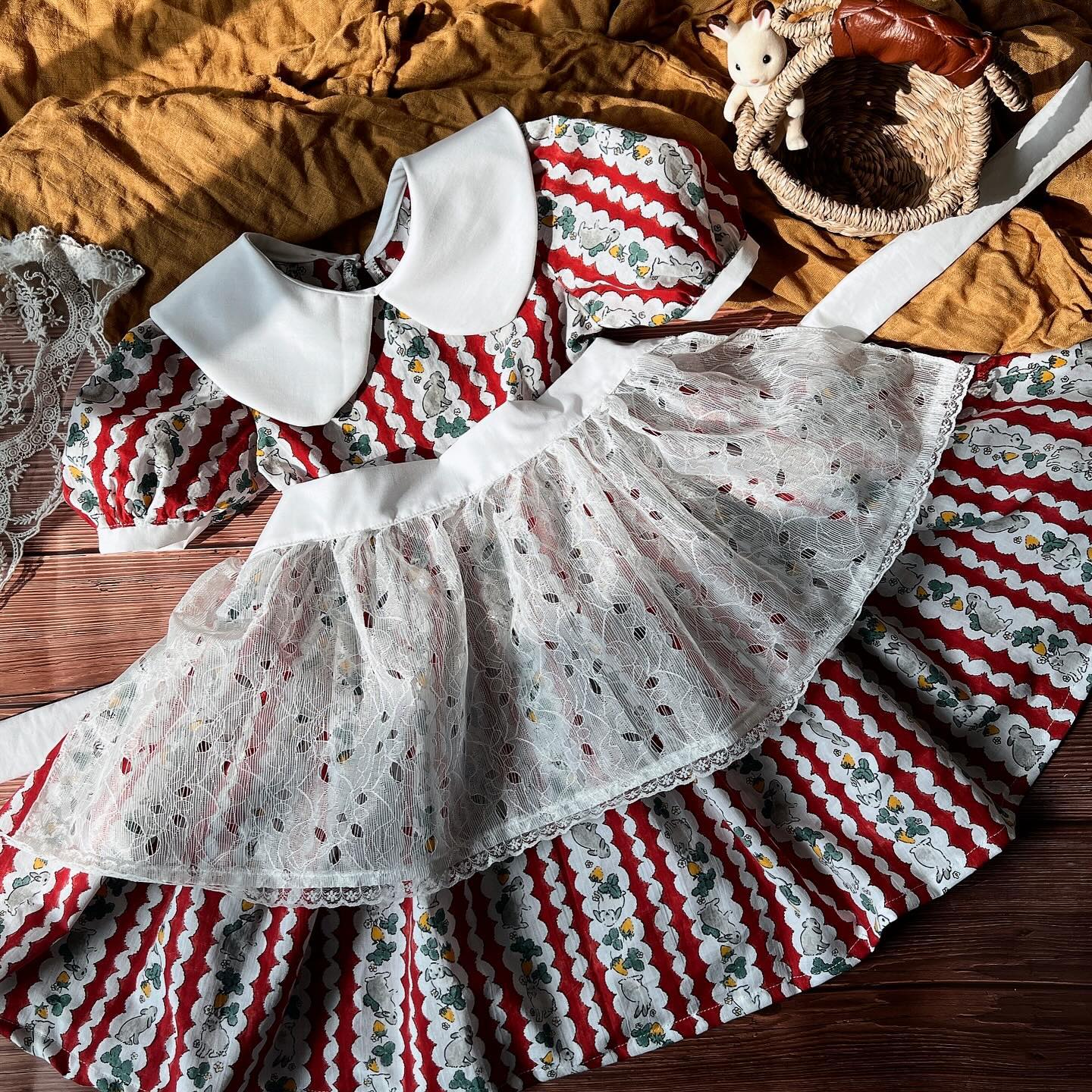 made by. mom
⠀⠀
나의 앨리스가 되어줘❤️
바구니들고 버섯따러 가야할것 같은 느낌
레트로풍 감성이 가득한 원단으로 완성!

힙하다 힙해🐰🐰🐰

*길토끼 원단 -> cosmos_tale_ #코스모스테일 
재봉tip.
주름이 매우 잘잡히는 60수 원단
진한색상이라 비침은 없는편
부드럽고 하늘거리는 느낌
올풀림이 있어 시접 처리에 주의해야함
그외 재봉이 특별히 어렵지 않아요 :)
⠀⠀
⠀⠀
#쏘잉일기 #쏘잉스타그램 #취미쏘잉 #미싱스타그램 #취미생활 #엄마가만든옷