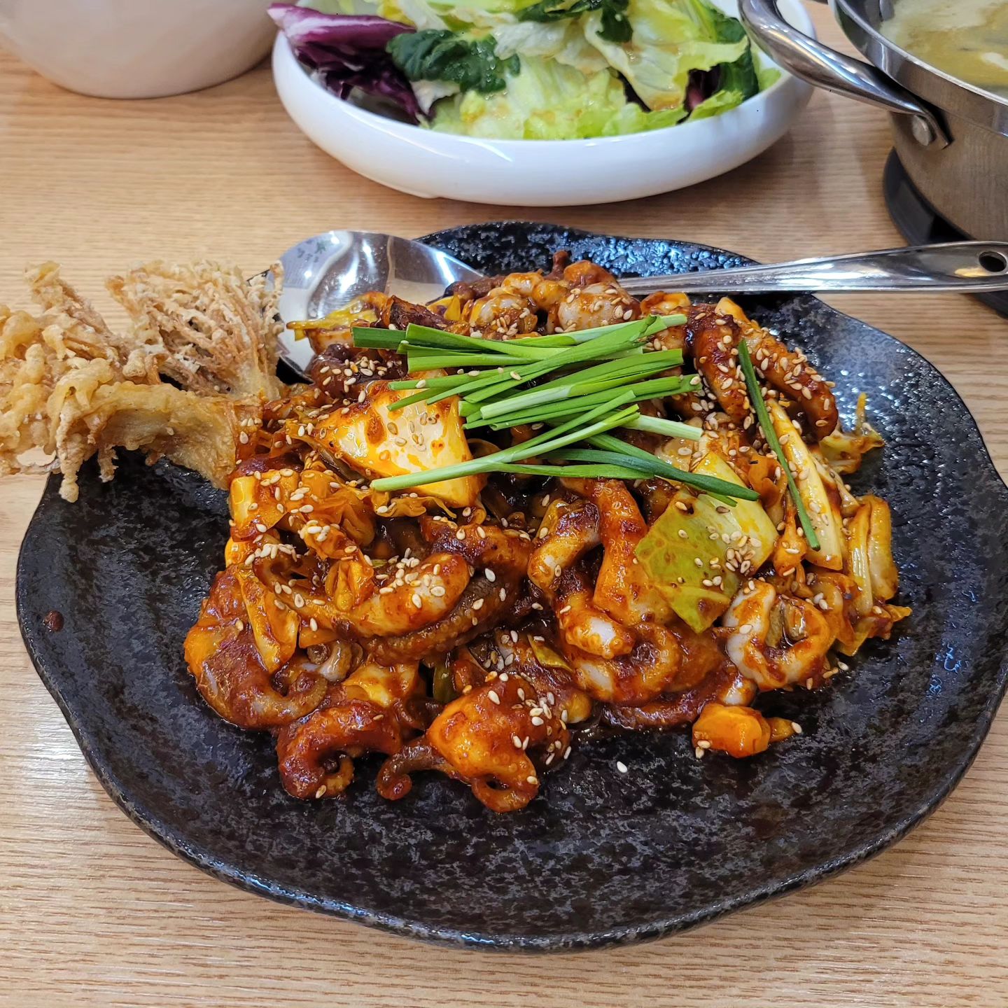 #협찬
매콤하고 불향 가득한 쭈꾸미볶음과 담백하고 진한 진국의 미역 어칼국수가 맛있는 쭈꾸미볶음 맛집 #슥슥쭈꾸미

쭈꾸미 정식을 주문하면 푸짐하게 한상 가득 나오는 반찬들 🍽

셀프바에도 다양한 반찬과 음료들이 가득하고 직원분들도 친절해서 더 기분 좋게 식사했답니다 !

청주에서 먹었던 쭈꾸미 중 1등이에요 🫶🏻

🚩충북 청주시 상당구 금천동 197-1 1층
⏰️영업시간 11:00~21:00 화요일 정기휴무

#리뷰노트 #용암동맛집 #금천동맛집 #청주맛집 #청주쭈꾸미