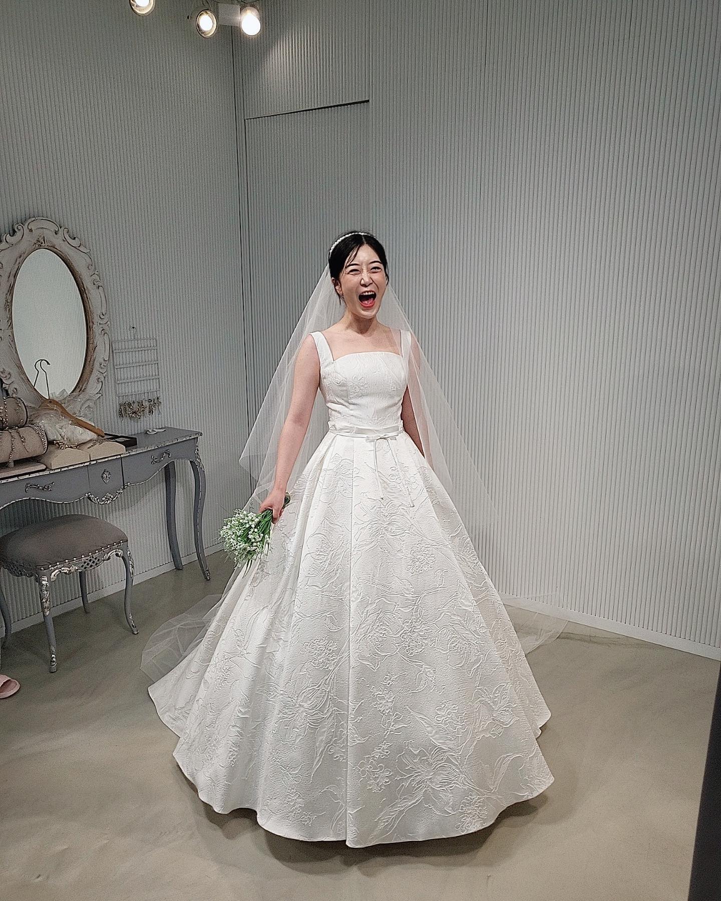 👧🏻
나보다 유쾌한 신부 있으면 나와봐….
#드레스입은주모아님
#주모여기막걸리한사발