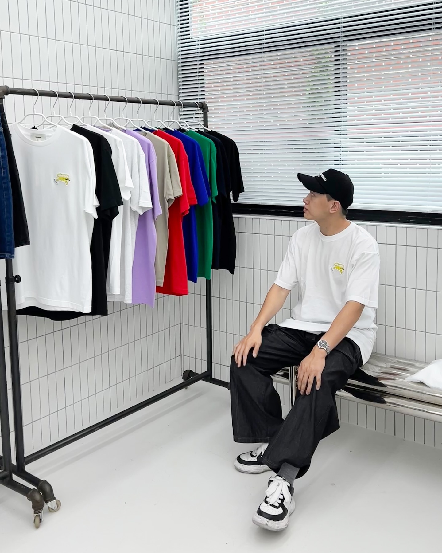 theslower_home

[SLOWER SEONGSU POP-UP STORE]
성수동 ‘태태태랩’에서 진행하는
“11개 패션 브랜드 연합” 오프라인 행사 다녀왔어요.

📍 8.16 (금) ~ 8.17 (토) 12:00 ~ 19:00
📍 팝업기간 20~30% 할인
📍 엽서 이벤트 (당첨자 랜덤으로 Slower 제품 증정)
📍 장소: 성동구 왕십리로2길 24
.
.
.
#여름반팔 #여름반팔티 #여름티셔츠 #여름티셔츠추천 #여름데일리룩 #반팔 #반팔티셔츠 #로고티셔츠 #프린팅티셔츠 #레터링티셔츠 #여자반팔티 #남자반팔티 #데일리티셔츠 #여름패션 #성수팝업 #성수팝업스토어