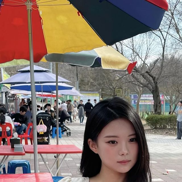  지안 on Instagram: "#광고 요즘 날씨에 찰떡인 셔링 블라우스 🪽

다가오는 3월, 러블리한 분위기의 블라우스로 
봄의 시작을 준비해봤어요🌼

요즘 낮온도가 높아져서 블라우스 하나만 입어도
좋더라구요! 저는 청바지와 매치해봤는데 어때요?´･ᴗ･`🩵

여성스러운 무드의 셔링 퍼프 블라우스로
고급스러운 디테일들이 우아한 실루엣을 더해줍니다!

러블리한 분위기의 풍성한 셔링 디테일과 밑단
A라인으로 슬림한 체형 커버가 가능합니다!
하트넥 디테일과 풍성한 불륨감이 돋보이는 아이템입니다🩷

골드 컬러단추와 고전적인 고리포인트로
감각적인 무드를 더해줍니다!💛

#광고#ADAUL#어다울#블라우스#셔링#셔링블라우스#러블리"