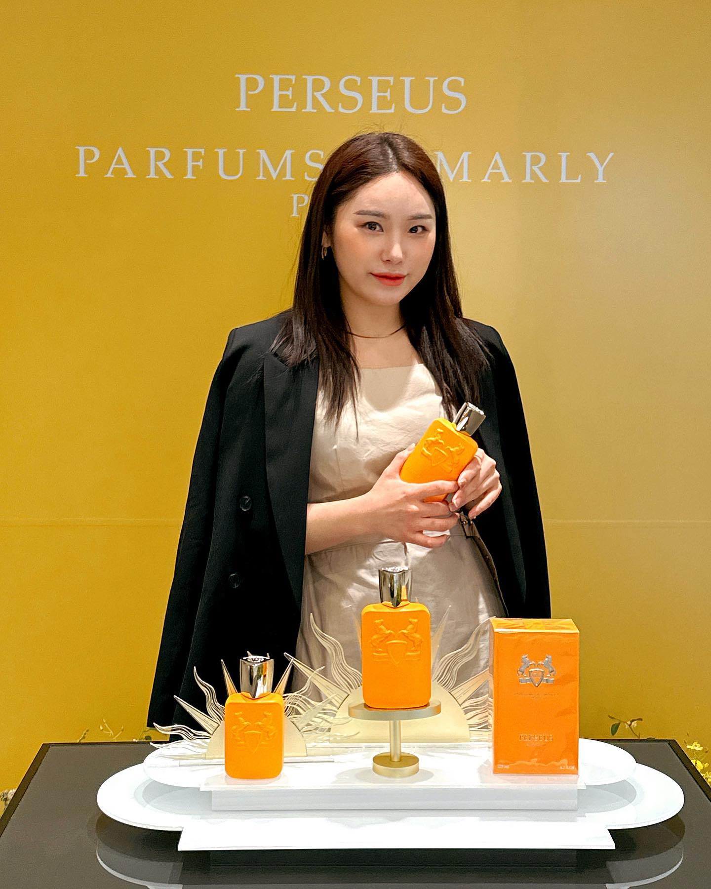 #광고 latelierdesparfums_kr 

하이엔드 니치 퍼퓸 부티크 퍼퓸 드 말리의 신제품 ‘페르세우스’
3월 론칭 기념으로 갤러리아 백화점에서 팝업이벤트를 진행해요! 아침햇살처럼 화사하게 물든 노랑빛의 공간을 만나 볼 수 있어요.

따사로운 햇살과 경쾌한 시트러스 향을 직관적으로 표현한 주황색 패키지부터 눈에 들어왔는데요. 페르세우스는 핑크 자몽과 베르가못이 어우러진 상큼한 시트러스 노트에 우디함이 더해진 향이에요. 무겁지 않으면서 가벼운 시트러스향은 아니었던지라 따뜻해지는 봄부터 여름에 특히 잘 어울릴거 같아요🧡 

향 너무너무 궁금하시지 않나요? 
신상향수 페르세우스, 갤러리아백화점에서 만나보세요(๑･̑◡･̑๑)

𝐏𝐚𝐫𝐟𝐮𝐦𝐬 𝐝𝐞 𝐦𝐚𝐫𝐥𝐲 𝐩𝐨𝐩-𝐮𝐩
📍서울 강남구 압구정로 407, 
  갤러리아 백화점 명품관 EAST 1층
⏰ 3/16 ~ 4/18
✔️ 트립노트 이벤트, 향수 큐레이션 서비스
✔️ 향수구매시 10% off + 바이알 2종 증정
✔️ 페르세우스 구매시 바디 50ml 1종 랜덤증정
✔️ 트립노트 완성후 경품 응모시 10명에게 사은품 증정

#퍼퓸드말리 #페르세우스 #퍼퓸드말리페르세우스 #퍼퓸드말리신제품 #향수선물 #갤러리아백화점 #시트러스향수 #퍼퓸드말리팝업 #갤러리아백화점팝업