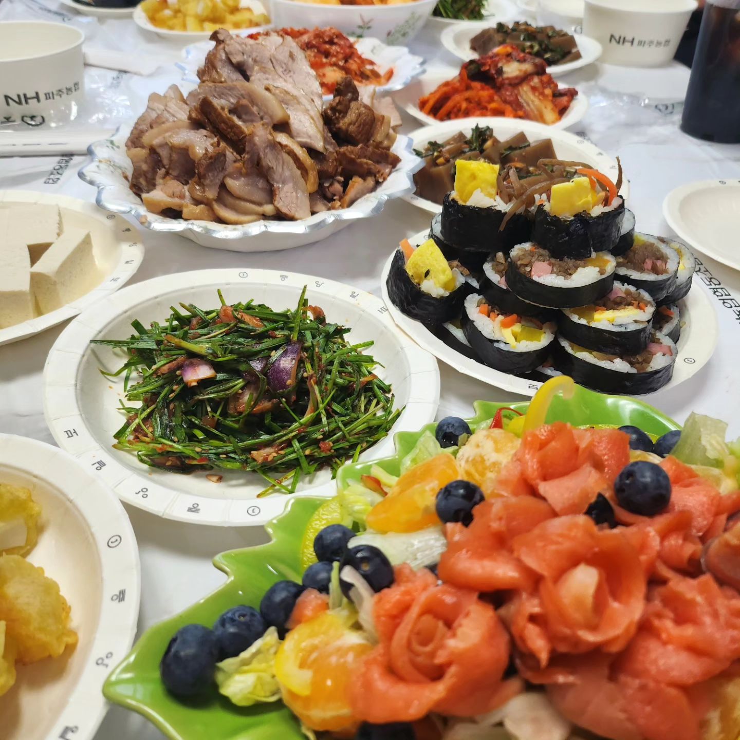 뭉치면 안되는 거 없는 울 언냐들~
한집 김장할때마다
우리 축제인가요????

#김장시즌
#김장은보쌈을부를뿐
#보름스럽다♡
#김장김치스틸