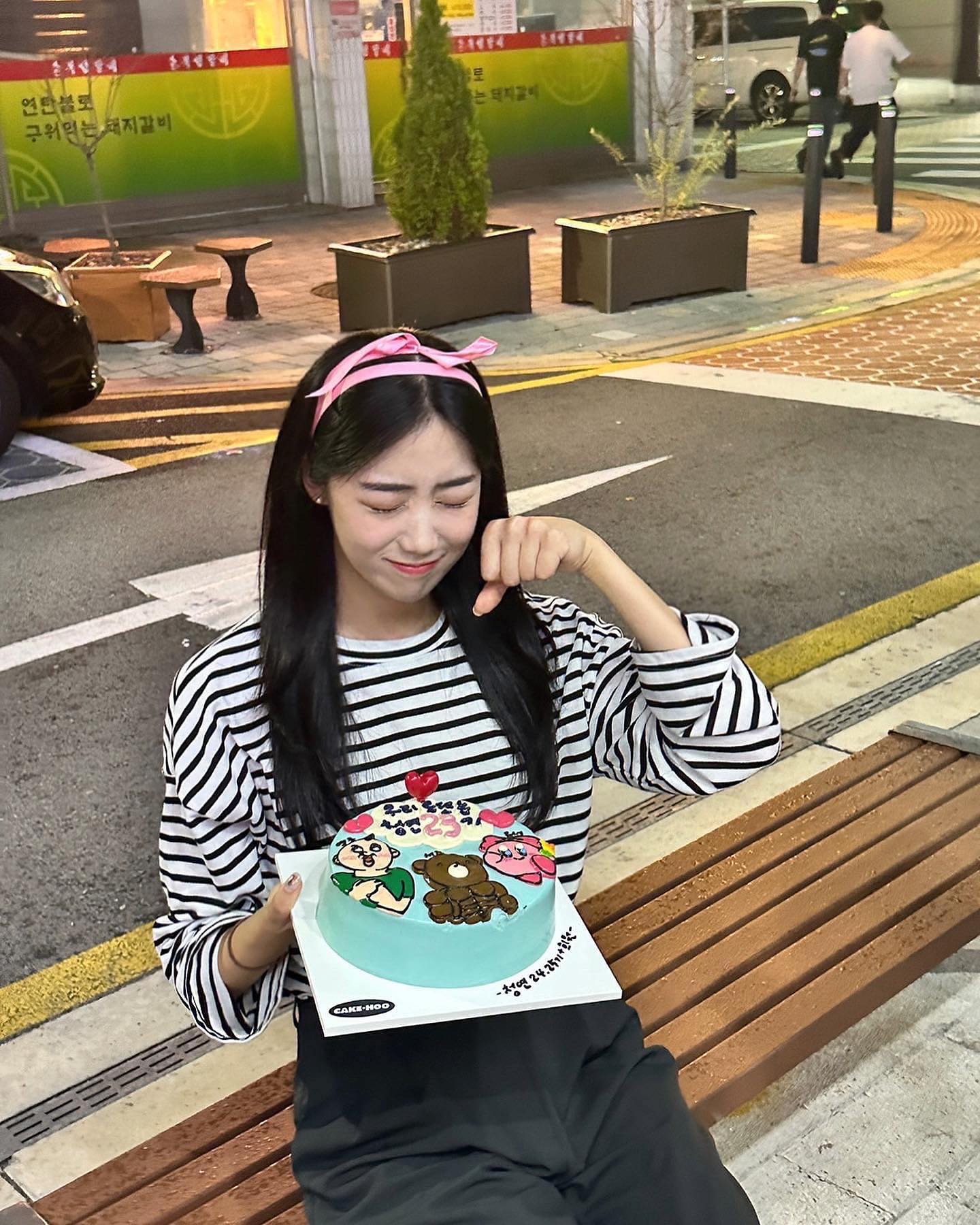 정말 잊지 못할 우리 청연 아이들 .. 🩵 

나는 해준 것도 없는데 이런 서프라이즈 케이크까지!! ㅠㅠ 
너무 고마워 얘들아 케이크 마음 속에 평생 간직할게 🥹 

24-25기 부족함 많은 리더 잘 따라와주어서 
너무 고맙고 고맙고 고맙도다 !!! 🫶🏻

우리 23기도 최고로 든든했고 고생 많았어! 
이제 취뽀하자 다들 >_< 항상 무한 응원 !!! 💪🏻

💙2021.05.28 ~ 2023.08.31 💙

대학교 생활에서 가장 기억에 남을 것 같은 
홍보대사 ‘청연’도 이제 찐 끝 !!
