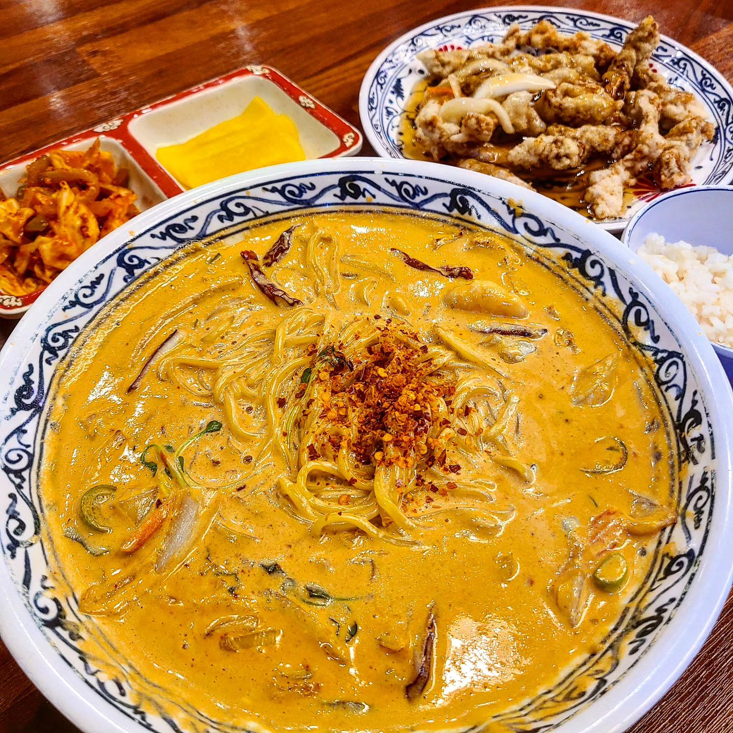 2024/02/09
인천 부평 중국집 맛집 [#보배반점 갈산점]

이제 막 오픈한지 일년이 되어가는 
테크노밸리U1센터 건너편에 있는
깔끔하고 맛있는 중식 프렌차이즈 
보배반점의 갈산점을 방문했다

크림짬뽕은 꾸덕하면서 매콤한 짬뽕이었는데
불맛이 확 나면서 매콤해 중식같으면서도
꾸덕하면서도 부드러워서 파스타 같기도 했다
얇은 면에 소스가 잘 배서 정말 맛있었다

탕수육은 미니사이즈도 있어 정말 좋았다
혼밥이나 둘이서 먹기도 부담없이 먹을 수 있다
새콤한 소스에 탱글쫄깃한 식감이 제대로였다
고기 잡내도 없어 신선함이 느껴졌다

셀프존에는 추가 반찬도 가져갈 수 있지만
무려 공기밥이 무료라 더욱 좋았던 부분이다
크림짬뽕에 밥을 비벼 먹으니 리조또 같았다
짬뽕 맛집인 만큼 세심함이 돋보인 부분

심지어 아이스크림과 커피까지 무료라서
가족모임이나 회식을 하기도 좋아보였다
그래서인지 방문했을 때 단체 손님이 많았다

깔끔하면서 맛있는 중국집을 찾는다면
불맛 제대로 나는 짬뽕맛집을 찾는다면  추천!

📍보배반점 갈산점
인천 부평구 주부토로 231
(인천 부평구 갈산동 171-45)

📍먹은 메뉴 가격
- 크림짬뽕 12,000원
- 탕수육(미니) 12,000원

#갈산역맛집 #인천맛집 #부평맛집 #갈산동맛집
#보배반점 #보배반점갈산점 #중국집맛집
#크림짬뽕 #탕수육 #중식맛집 #부평중식
#먹팔 #먹방 #맛집 #맛집추천 #메뉴추천
#먹스타그램 #맛스타그램 #푸드스타그램
#갈산동회식 #갈산동중식 #갈산동중국집
#지니얌얌_보배반점 #지니얌얌_중식 #240209