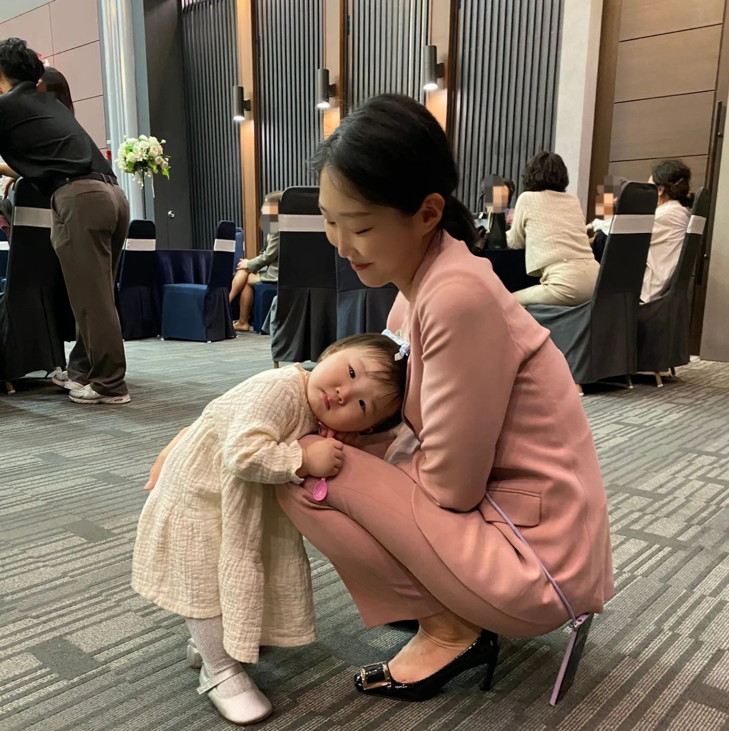 예쁜 너, 그리고 나!

오늘도 예쁜 우래기❤️
영은이이모 결혼식가서 축하 가득 하고 온 날!

반가운 엄마 친구, 선배도 만나고
원판사진 찍는데 울어서 안고 나오기🤣

#사랑해 #withallmyheart #율리더베이비
#전지적남편시점 #엄마와딸