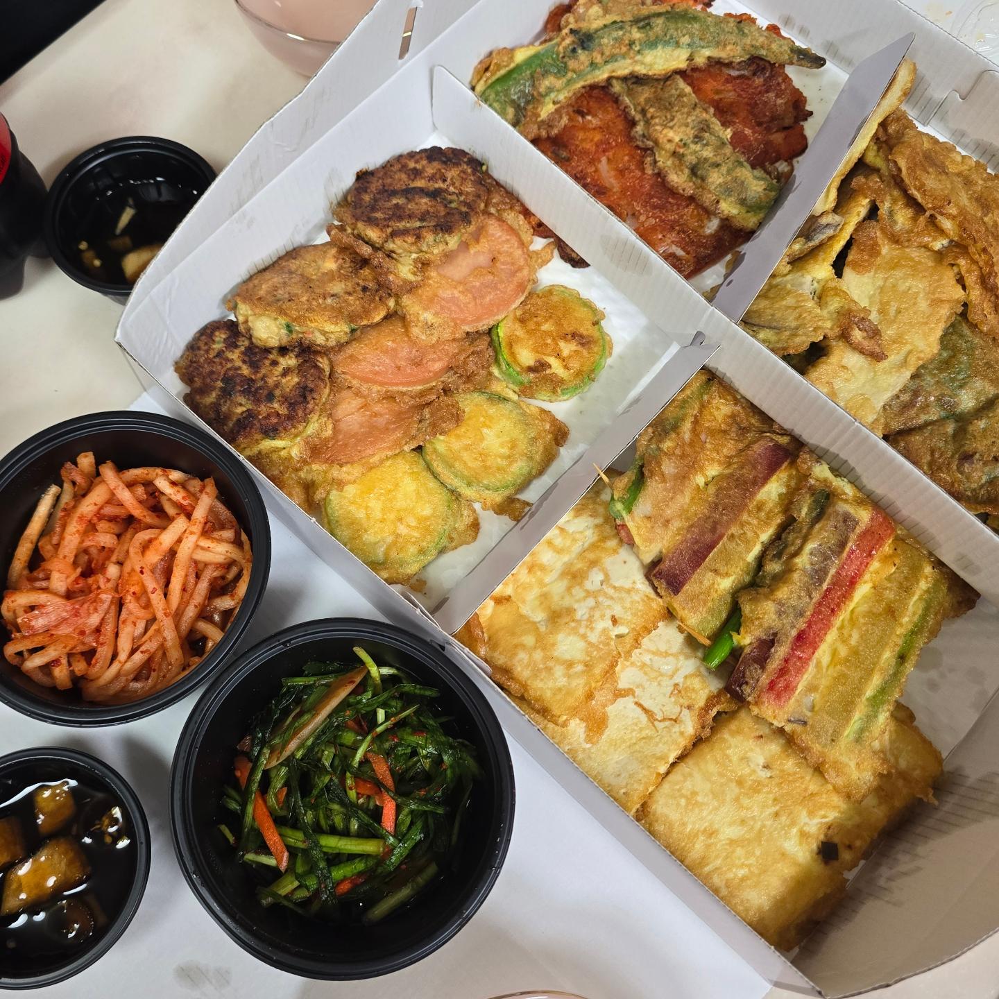 #강릉맛집 #본전집 이벤트 당첨되서 먹은 모듬전🫶
🔥식단 잘 해왔는데 전은 못 참지,, 피티쌤ㅈㅅ해요ㅎ...
.
아무튼 대망의 그 맛은~~~~~~¿¡¿¡¿ 말해뭐해
🫡이벤트 당첨 전에도 늘 항상 가서먹고 시켜먹고 다했는디
#강릉현지인맛집 추천입니다용 친절하신 사장님 늘 감사해여💖