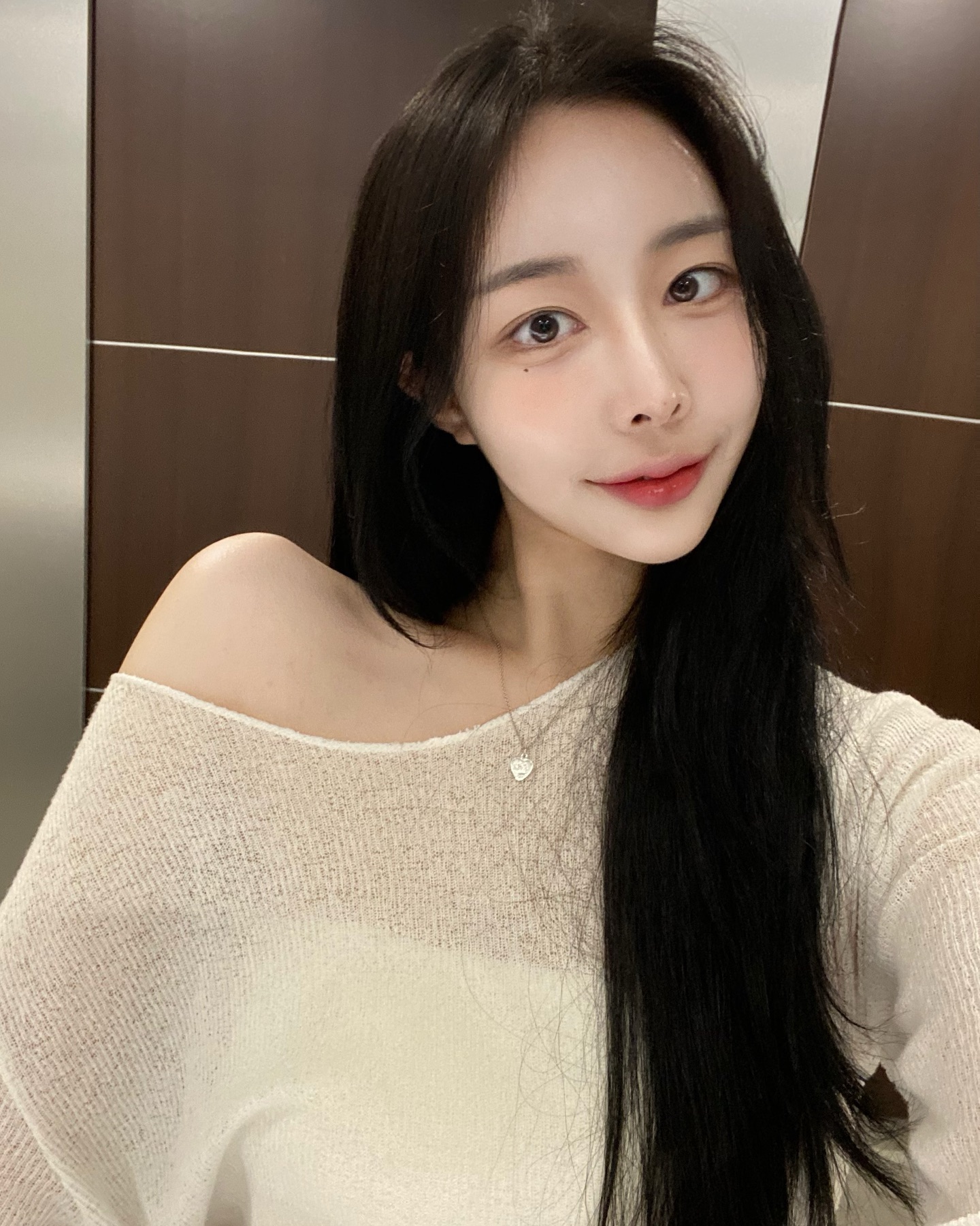 연한 화장을 해보았읍니다 어때오? ʕ •́؈•̀ ₎ 모두 해피주말🫶
.
.
.
.
.
.
#메이크업 #makeup #follow #fff #데일리룩 #selfie #ootd #좋아요 #평택 #청주 #followforfollowback  #패션 #tokyo #おはよう #ねこ #fashion #asia #点赞 #点赞反弹 #healthylifestyle #www #いいね返し #いぬすたぐらむ #お洒落さんと繋がりたい #日常 #インスタ映え #みばえ #강남 #거울샷 #ともだち