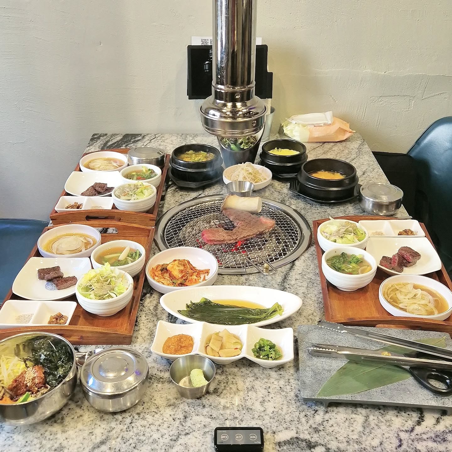 #협찬

오늘이 엄마생신인데, 친정부모님께 맛있는 소고기 대접하고싶었는데
부산 수영맛집으로 맛있는 한우집 있다고 소문난 맛집이라
친정부모님과 함께 다녀왔어요!

💟 한우래
🔎 부산 수영구 무학로9번길 3,1층한우래
📍영업시간 : 월~토 11:30~23:00
15:00~17:00 브레이크타임
📍주차: 한우래 옆 동광주차장(1시간30분제공) 

들어가면 입구에 야외테이블이 있고 분위기도 정말 너무좋은거있죠

저희는 미리 예약하고 실내에 앉았어요
실내도 정말 너무깔끔하고 테이블도 넓고 단체석도 마련되어있더라고요

미리 깔끔해서 셋팅도 해주셨고,
개인접시에 깔끔하게 음식들이 정갈하게 나와서 좋았어요.

고기와 야채, 명이나물, 버섯와사비, 장아찌, 계란찜, 비빔밥
선지국, 된장찌개 기본으로 나와서 너무 놀랬어요.

선지국도 칼칼하고 너무맛있어서 밥한그릇 뚝딱!!
선지랑 우거지가 한가득 들어있어서 진짜 넘 맛있어요💕

무엇보다 한우래에서 그 유명한 최상급의 1++투뿔한우 등장!!

마블링최고! 진짜 깜놀요!

꽃등심과 새우살이 엄청 먹음직스럽더라고요.

불판위에 고기 올려서 지글지글 소리~~ 진짜 짱이쥬👍

숯위에 올려서 구워먹으니 어쩜 이렇게 맛있는지요!

육즙최고 ❤️ 더맛있게 사장님과 점장님이 구워주시는데요

육향이 너무좋고 맛이 고소하고 소고기가 입에서 살살녹아요

친정부모님 치아도 약하신데.. 고기 넘 연하고 맛있다고 잘드시는거있죠.
입안한가득 진짜 감동그자체입니다💕

비빔밥도 나물이 가지 들어가서 참기름까지 듬뿍들어가서 밥 넣고 슥슥 비벼서 된장찌개와 함께 먹으면 진 짜 너무맛있어요.

💟부산수영맛집 한우래!!

사장님도 점장님도 너무 친절하셔서 기분좋게 식사하고왔어요.

배도 부르고 맛도있고 건강한 한상 너무 잘먹고 와서 행복했어요.

연말모임, 가족외식, 직장회식, 계모임...등 한우래에서 꼭 드셔보세요

첫방문이지만 너무 만족스러운 한우래!!
다음번에는 친구들과 함께 연말모임 예약해야겠어요.
최고에요👍👍👍

hanwooreain

#한우래 #부산수영맛집 #수영로타리맛집 #수영한우 #부산맛집추천
#고기추천맛집 #한우등심 #투뿔 #수영맛집 #한우맛집 #광안리가성비한우맛집
#수영한우맛집