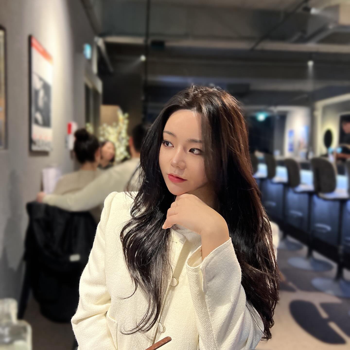 오빠 나 달라진거 없어?
오랜만에 머리했는데 어떤데..🙈
상해서 빛바랜 컬러 애쉬브라운으로 깔끔하게 톤다운! 원장님이 컷트도 알아서 가볍게 디자인해주시고 찰랑찰랑 수분케어도 해주셔서 머리한날 칭찬 한바가지 받았징🤍

reno203lllll #대전미용실 #리노203 
#지족동미용실 #둔산동미용실 #컬러체인지 #헤어스타그램 #여자헤어추천 #봄맞이변신 #대전 #패션인플루언서 #애쉬브라운염색