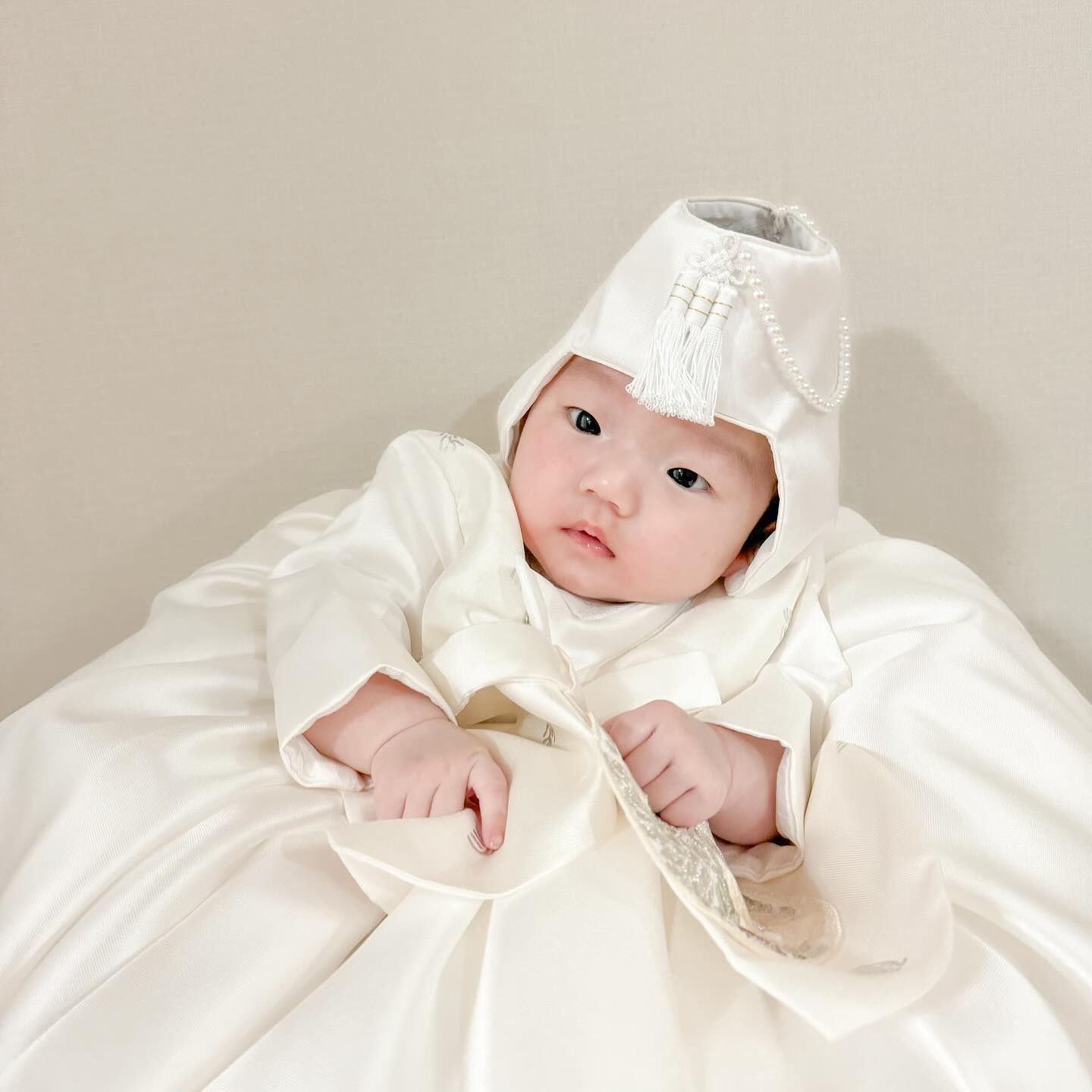 우리 이쁜 순둥이 둘찌❤️
백일을 너무너무 축하해
건강하게 100일동안 자라주어 고마워🥰
앞으로도 건강하고 밝고 지혜롭게 잘 자라길
엄마,아빠가 기도할게
너무너무 사랑해💕
.
예쁜 백일촬영은 마메테이블과 함께...🤍
.
#100일촬영 #셀프백일사진  #셀프100일촬영 #셀프백일촬영 #마메테이블 #생후100일 #가족사진은월요일에😂 mame_table
