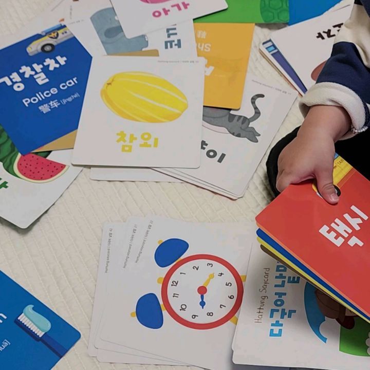 #협찬 이지만진심추천교재
 
하뚱세이카드 다국어낱말카드로
쪼망이가 노는법 ◡̈.ᐟ.ᐟ

블럭쌓고 무너트리는거 대신
카트털기(?)를 통해
그간 쌓인 스트레스를 푸는듯해요 🤣

근데 정말 이거 하는동안
그 어떤말도 안들리는지
할머니한테 온 영상통화에도
눈길 한번 안주고,,🥹

끊고나서도 5분넘게 한동안
집중해서 카드털기한 아가....👀

처음 보는 집중력에 한번 놀라고
뭐 어찌됬든 어떤식으로든
잘 놀아주니 엄만 땡큐입니닷 🤍

🎠Thanks to hattung_chumedu hattung_kids 

#홈스쿨 #엄마표 #낱말카드 #다국어카드 #하뚱다국어카드 #홈스쿨교재 #처음교육 #하뚱세이카드다국어낱말#하뚱세이카드 #세이카드 #학습카드 #한글카드 #세이펜활용 #유아카드 #유아학습카드 #유아단어카드#하뚱시리즈 #하뚱 #하뚱크루 #하뚱크루12기