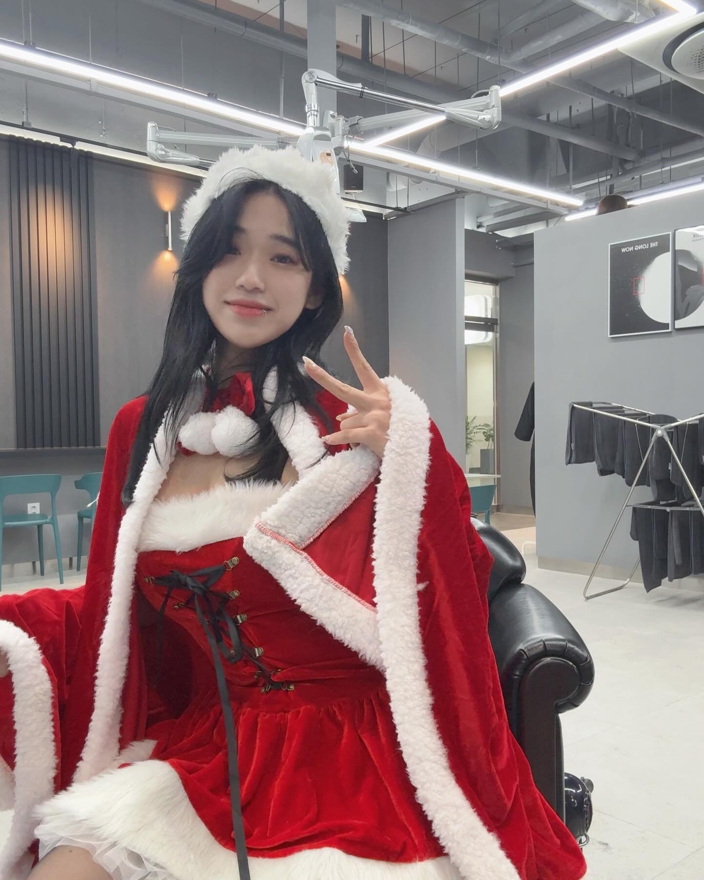 산타옷입고 일도 해보고 
싸이콘서트도 가고
눈오는 화이트크리스마스도 보고❄️
행복한 크리스마스였는데
벌써 2023년 끝나간다는게 믿기지가 않아🥲