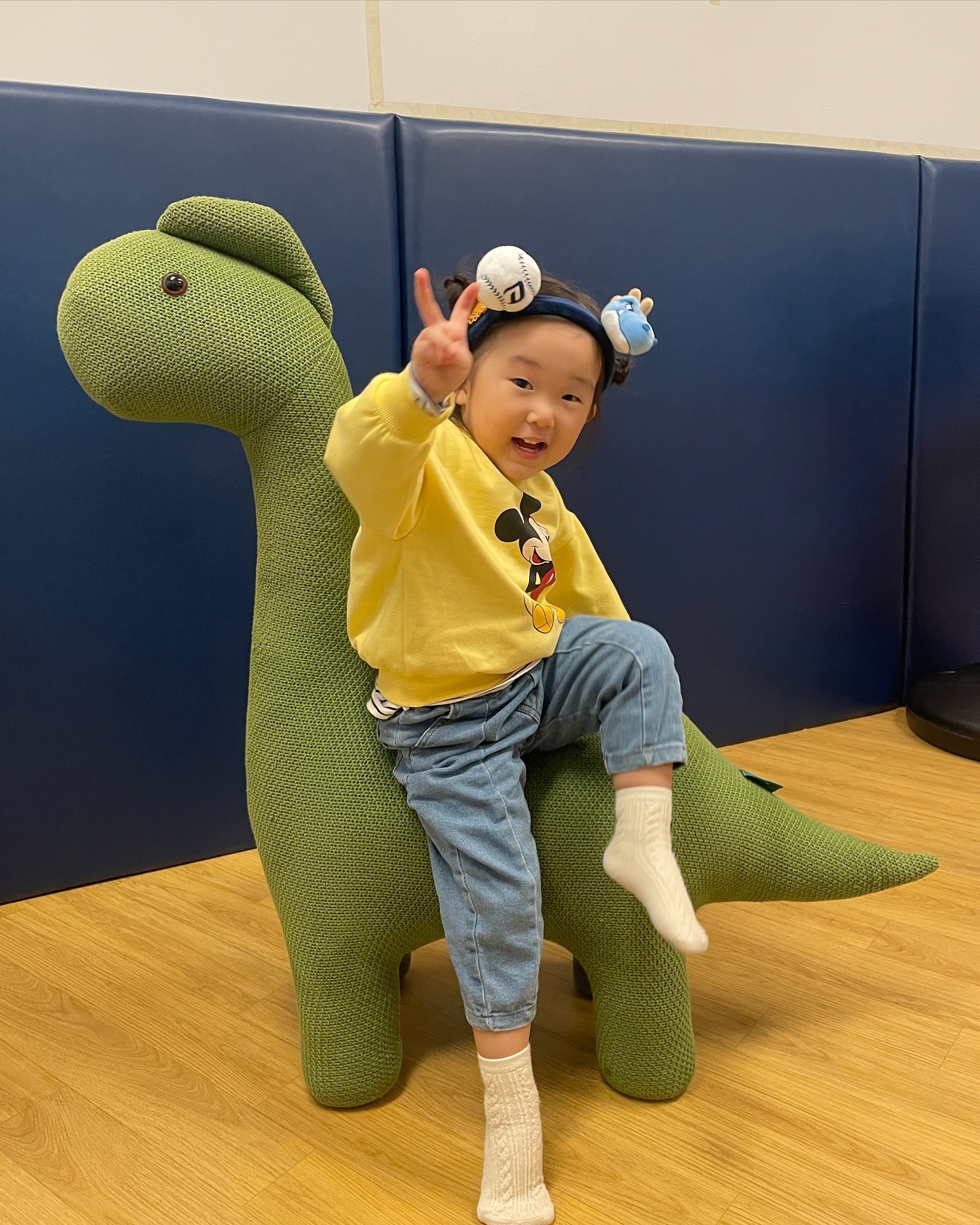 + 𝟭 𝟬 𝟭 𝟰 𝗱𝗮𝘆𝘀

엔팍 놀이방에서 만난 아티슈슈 공룡스툴 🦕

딸기가 보자마자 요리조리 살펴보고
앉아보더니 “엄마 사진 좀 찍어줄래?” 😳
네~ 그럼요 찍어 드려야죠 ㅋㅋㅋㅋㅋㅋ
“엄마 나도 이런거 꽃사슴이랑 말이랑 있는데, 맞지?”
오 👀 집에 있는 인형이랑 다른 동물인데도 
같은 브랜드라는 것을 눈치 채다니 ! 눈썰미 칭찬해 ➿
아무튼 아는 친구 만난 마냥 신난 딸구 ◡̈
⠀ 
⠀ 
#🍓안녕딸기야 #231102