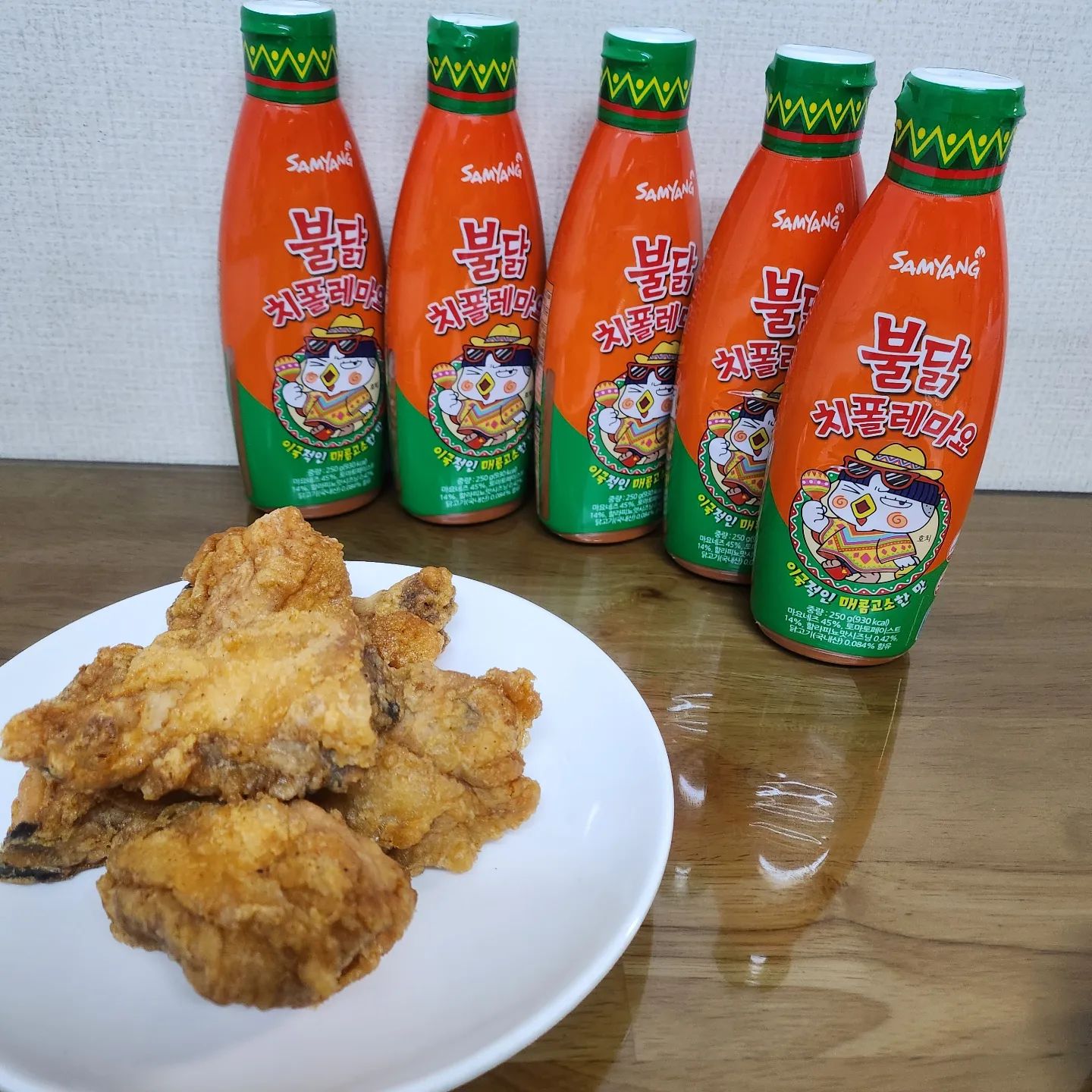 #협찬
.
후라이드치킨먹다가 질릴때쯤
이국적인 풍미의 매콤 새콤 고소한 #불닭치폴레마요 추가
.
하바네로 고추에 스모크향을 더해 풍부해진 훈연향에
토마토페이스트를 첨가한 새콤한 맛👍👍
.
.
집에서도 멕시코 여행가능한 소스는
공식몰, 이마트, 쿠팡등 에서 만나볼 수 있어요!!https://brand.naver.com/syfoodshop/products/8454969391 
.
.
.
#불닭소스 #불닭치폴레마요 #불닭레시피 #불닭소스레시피 #불닭볶음면레시피 #소스레시피 #불닭볶음면 #buldak #소스 #삼양식품