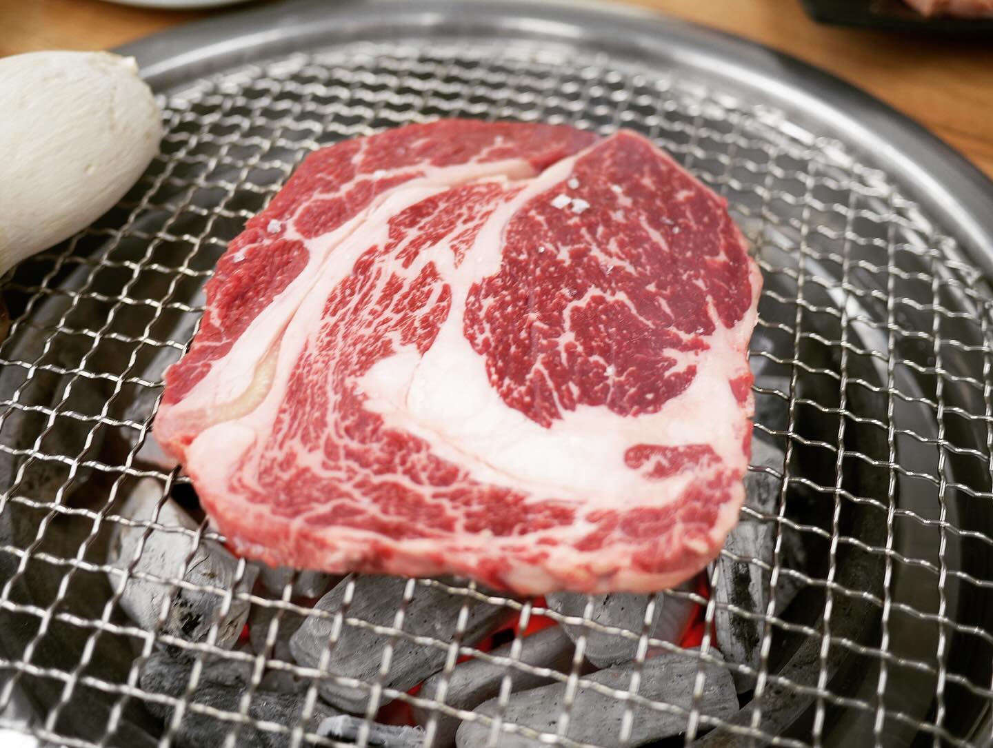 #달동고기집#마루
삼산 나갔다가 남구청 근처 놀이방식당이라 찾아가봤는데
1,2층으로 되어있는 #울산고기집 #울산놀이방식당
한우 1+ 1++, 한돈만 취급하는 식당이었는데
상차림비도 없고 고기 가격도 착함! 
고숩고 맛있던 한우등심이 1인분 17,000원이고
옆 테이블 앉은 단골손님이 돼지갈비 시켜먹길래 
우리도 따라 주문했는데 수제갈비도 맛났음😋
기본으로 돼지껍데기도 나오고, 서우 데리고 갔더니 
이뻐해주시고 김도 2개나 챙겨주고 쥬스도 주셔서 고마웠음
#울산소고기#울산한우#울산한돈#울산돼지갈비#달동마루#울산남구청맛집