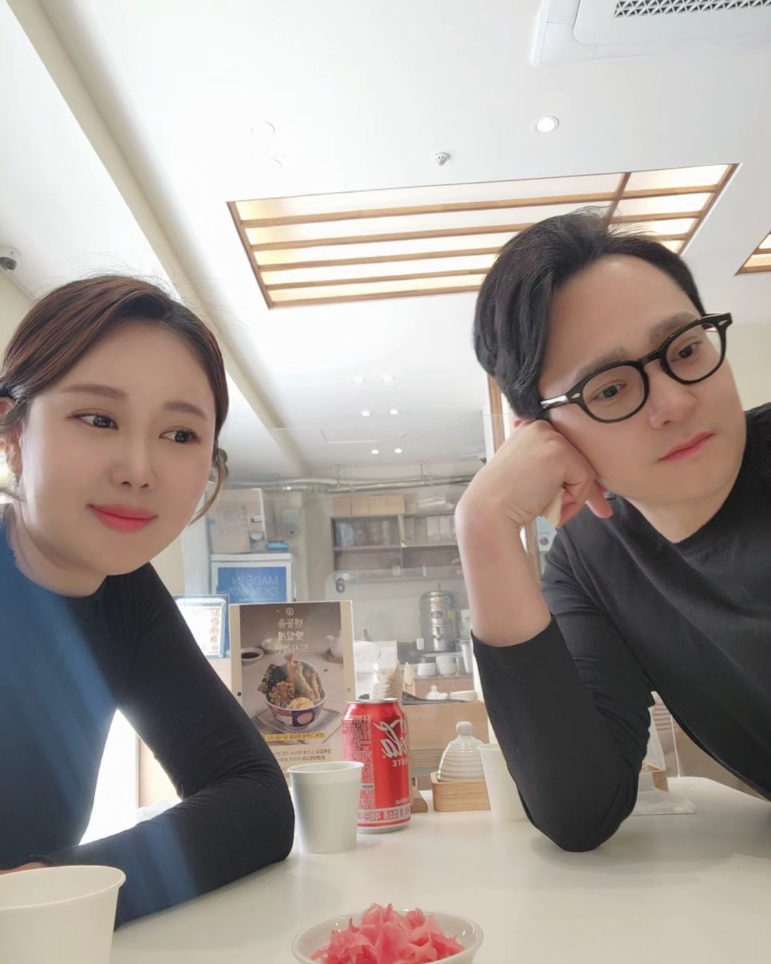 뭘 보는 걸까요?
1. 전화옴
2. 메뉴판 봄
3. 텐동 나옴