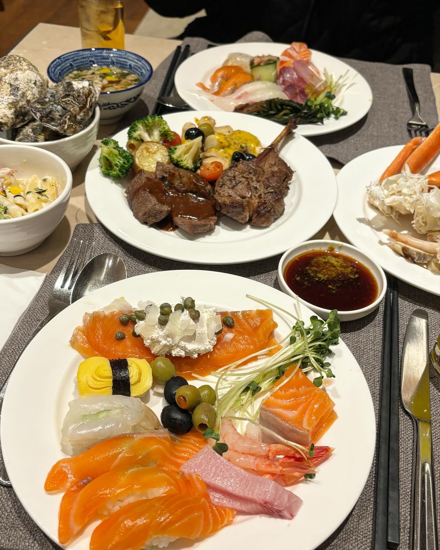 진짜 안알려진 가성비 최고 호텔뷔페,,💖
너무 만족스러워서 여러분께 알려드려요!!🥹

서현역에 위치한 더카라뷔페인데요
서머셋 센트럴 호텔에서 호캉스하고 그 건물에
뷔페가 있어서 남친을 위해 제가 쏜 곳이에요✌🏻
와 근데 가격대비 가짓수, 음식들, 디저트 종류까지
너무 마음에 드는데 토요일인데 사람도 없어요ㅋㅋㅋ

주말 1인 67,000원인데 호텔뷔페치고
가격도 너무너무 괜찮고 먹을 것도 진짜 많아요🩷
아주 딱 하나 아쉬운건 스테이크 퀄은 조금,,
그렇지만 이가격에 음식 가짓수도 너무 많고
완전 괜찮아서 여러분들께 알려드려요🥰

워낙 안알려진 곳이라 사람도 너무 없고
보통 돌잔치나 환갑으로 룸에만 사람이 있는편!
역이랑은 조금 떨어져있지만 저처럼 뷔페 좋아하시고
조용하게 데이트, 모임하실분들 넘 추천드려요🔥

저는 일주일만에 드뎌 밖으로 나왔습니다,,!!
다들 행복한 주말 되세요🫣

#호텔뷔페추천 #호텔뷔페 #더카라뷔페 #더카라
#가성비호텔뷔페 #서현역데이트 #분당뷔페 #서현역맛집