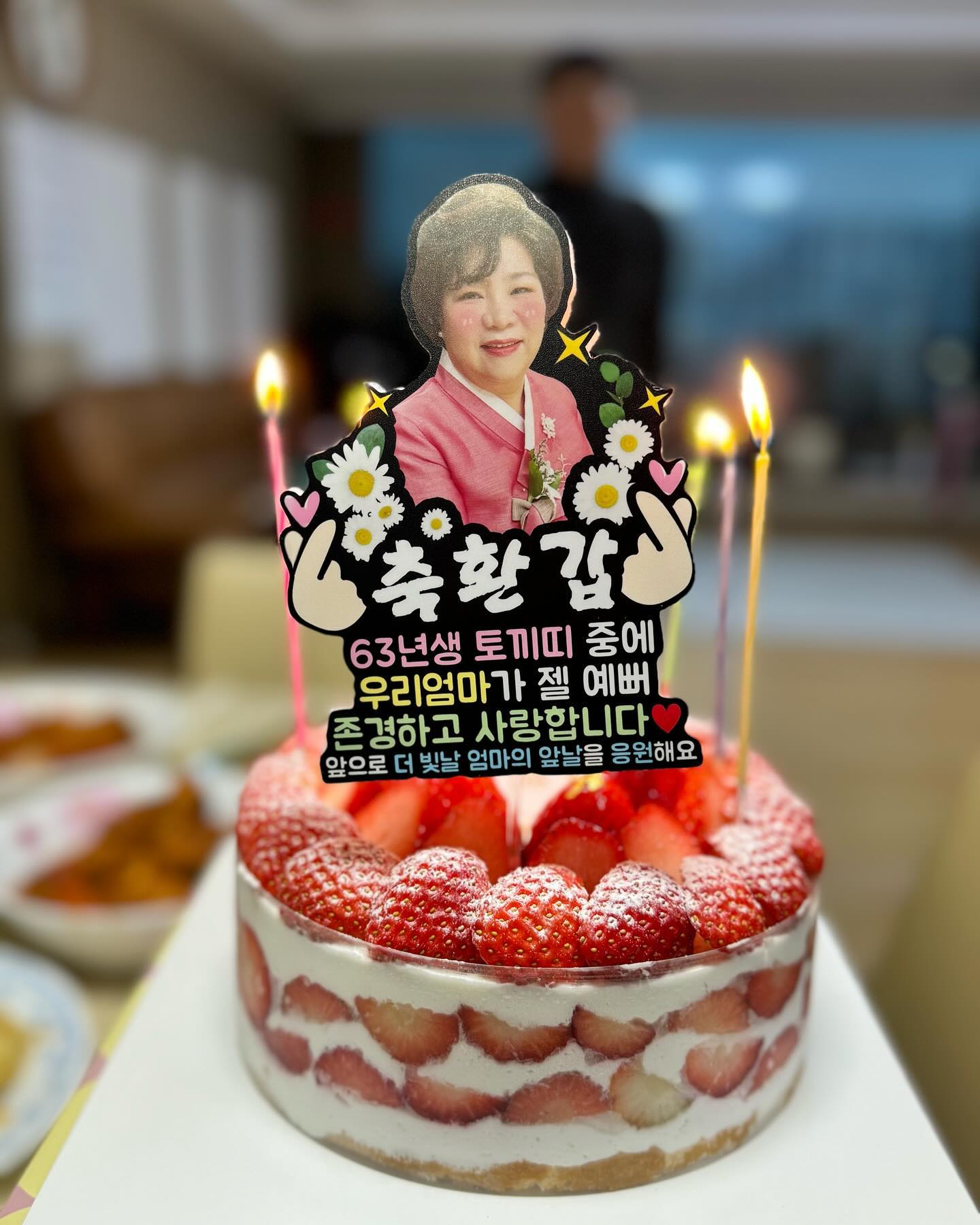 세상에서 제일 사랑하는 내 엄마 환갑♥️
어릴땐 세상에서 제일 무서웠는데
나이드니 세상에서 제일 마음쓰이네💧
누구보다 행복하길 바래 내 엄마✨
건강이 최고야!

분명 엄마랑 아빠랑 사진찍었는데 내가 옆에 있는거 같네🤔