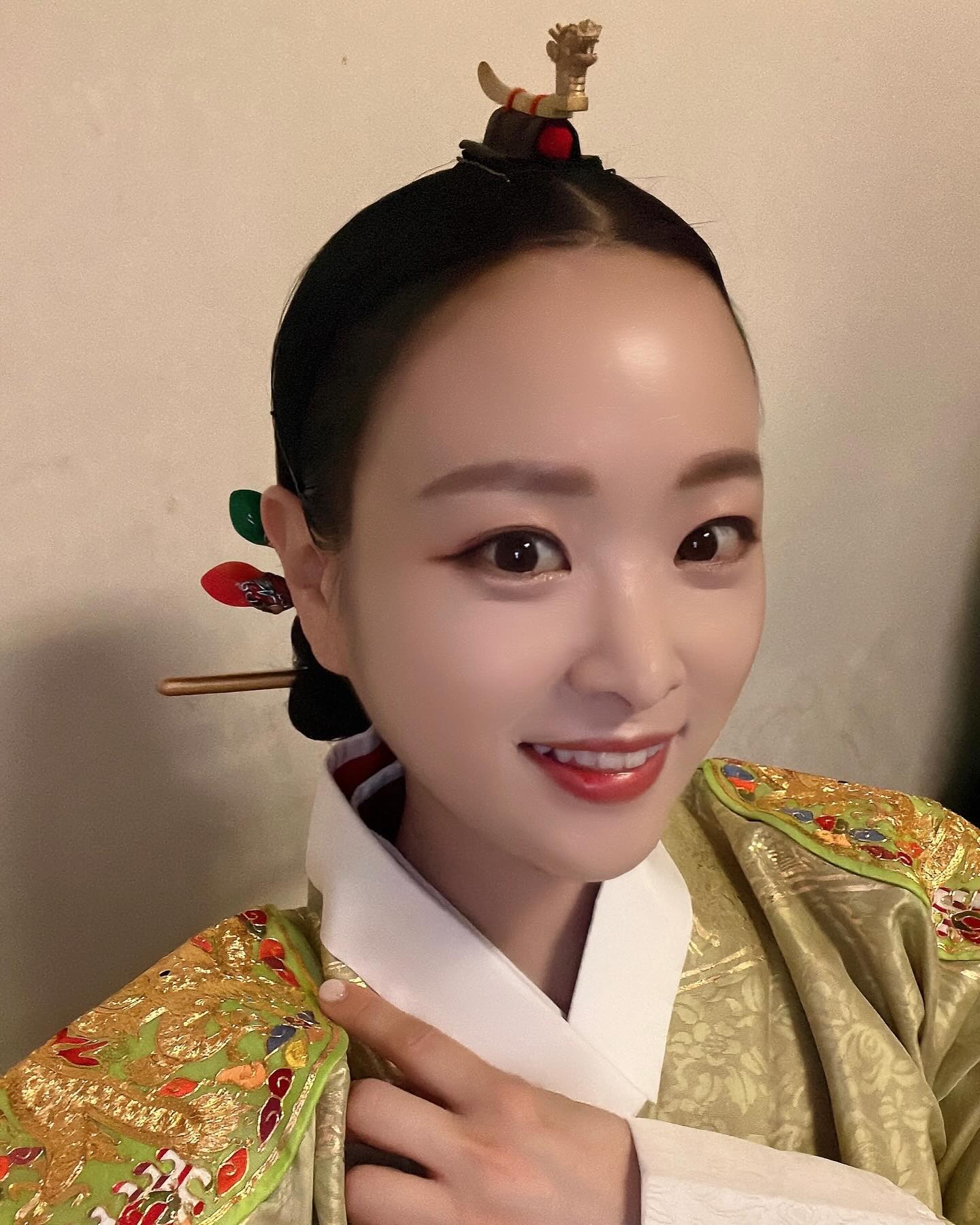 1780년 정조의 아내, 1960년 사일제과 종업원, 그리고 2024년 기상캐스터 3명을 넘나들며 살아갑니다.  주 7일 저를 다른 모습으로 보실 수 있어요.

#디즈니플러스 #삼식이삼촌