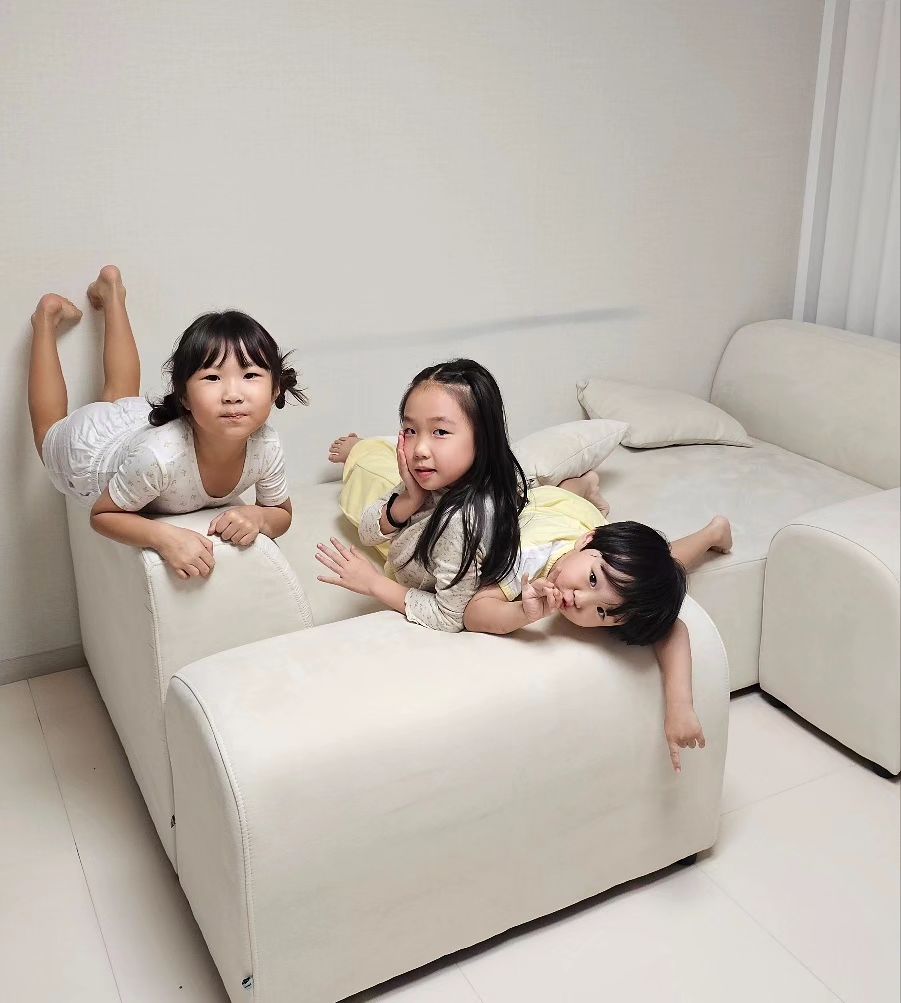 윤서네 이사하고 거의 윤서네에서 사는중🙂 멀어졌는데 버스가 서로 바로 집앞으로 오니 더 가기가 수월하기도 하고🤭 
요즘 너무너무 바쁜 아빠들덕에 셋이 걍 찐남매 같이 지내는중🤩  외동이어도 외롭지않은 은정이.. 언제나 고맙고 사랑스러운 내조카들😘  이모가 돈 많이 벌어서 맛난거 많이 사줄게💕  nani4rena
.
.
.
#가을출사한번 #나가야하는데 #나도요즘넘바쁨ㅠㅠ #울애기들사진찍어주고싶다🥺 #3살 #7살 #8살 #조카랑딸 #엄마가쌍둥이 #딸맘