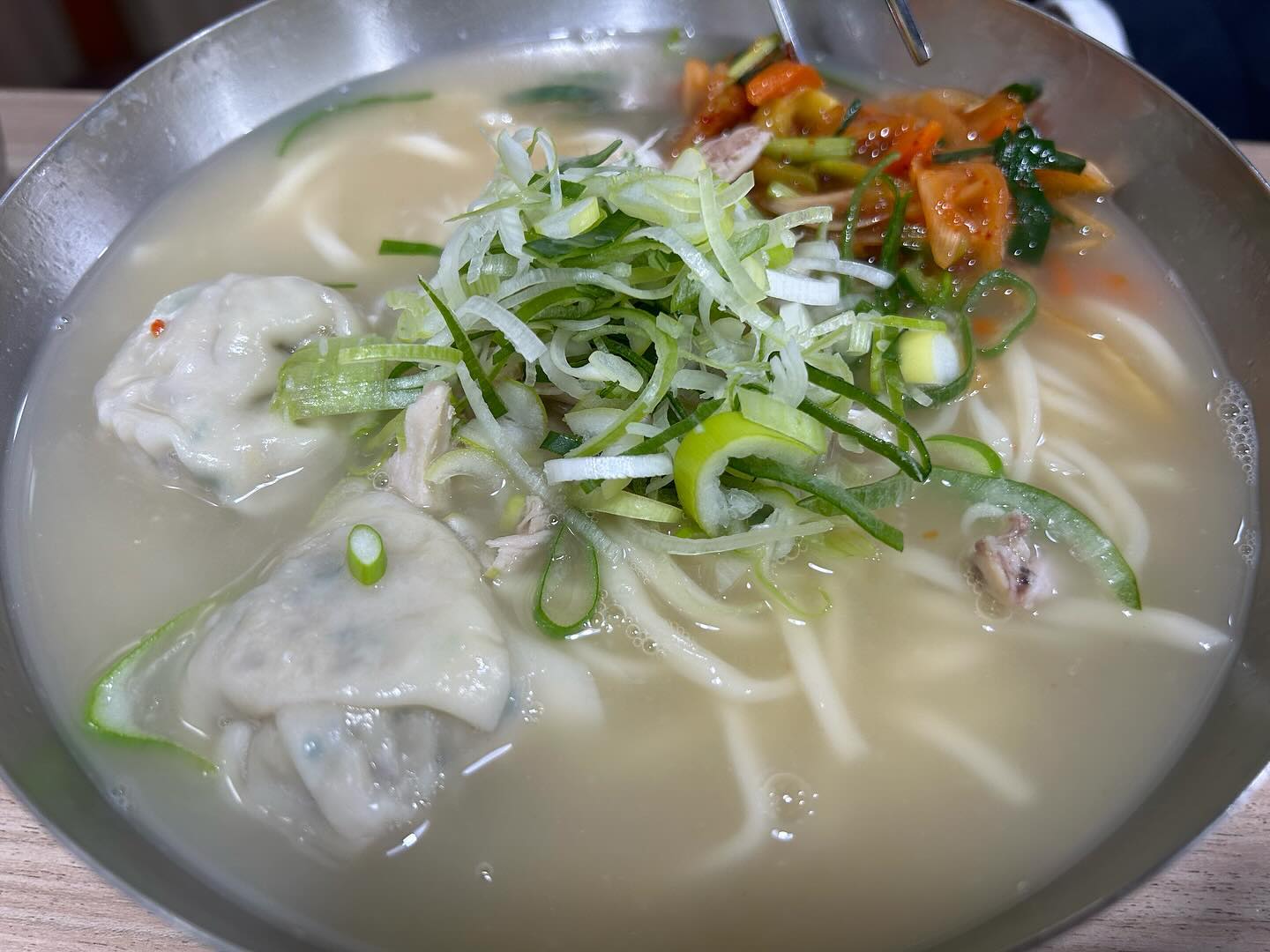#여전히배고프다 
이 집은 줄이 엄청 길어서, 여의도 사람들 점심시간 살짝 피해서 도착! 
찐 맛집이라고 기대 엄청했는데, 내 입엔 그냥 그렇더라~
.
.
#개인취향 #기대가크면실망도큰법 #그냥저냥  #디저트로배채워야지 
#점심스타그램 #여의도 #달칼국수 #비빔국수 #점심