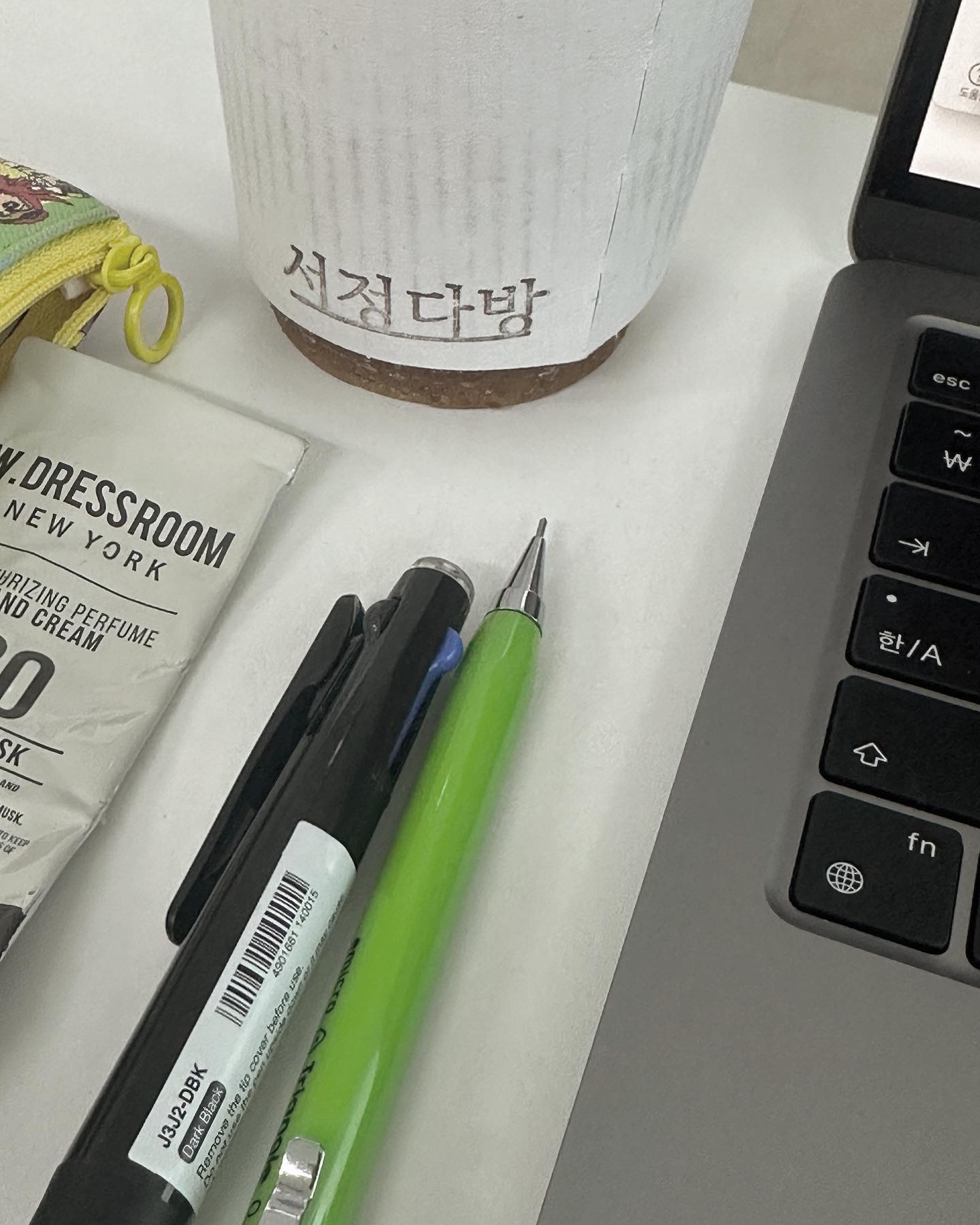 ☕️

세미나 때문에 들렸던 자갈치에서 생각도 못 한 맛도리 커피를 만나버렸다.

폭우만 아니었으면 마치고 돌아가는 길에도 테이크아웃 하고 싶었을 정도로 맘에 들었다.

분위기도 괜찮았으니 다음에 또 방문해 보는 걸로🦈