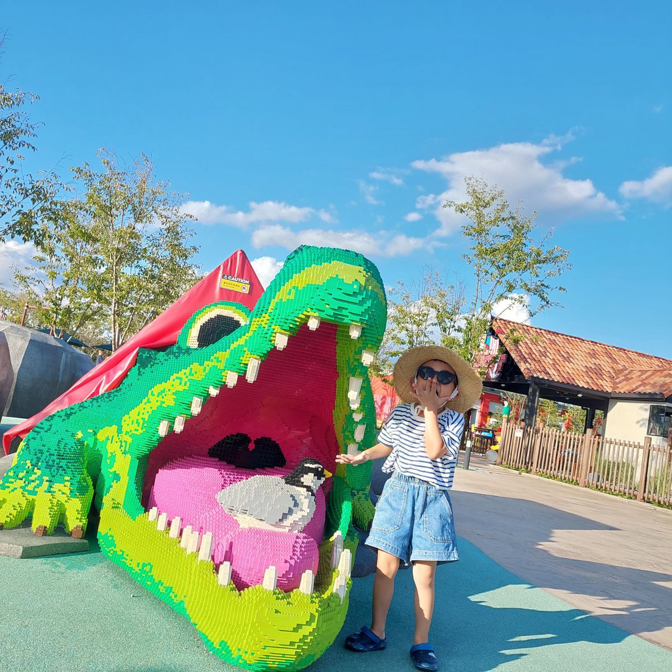 10월에 아이랑 갈만한 곳🚗
귀요미 꿈고래가 좋아하는 레고랜드🎢추천해요~

지난 번이랑 또 달라져서 즐거움도 새로웠어요😊
멋쟁이포즈란 이런 거~~😎
#레고랜드 #개구쟁이 #아들램그램 #아들스타그램 #레고랜드 #레고코리아 #레고랜드코리아 #멋쟁이 #멋져부러