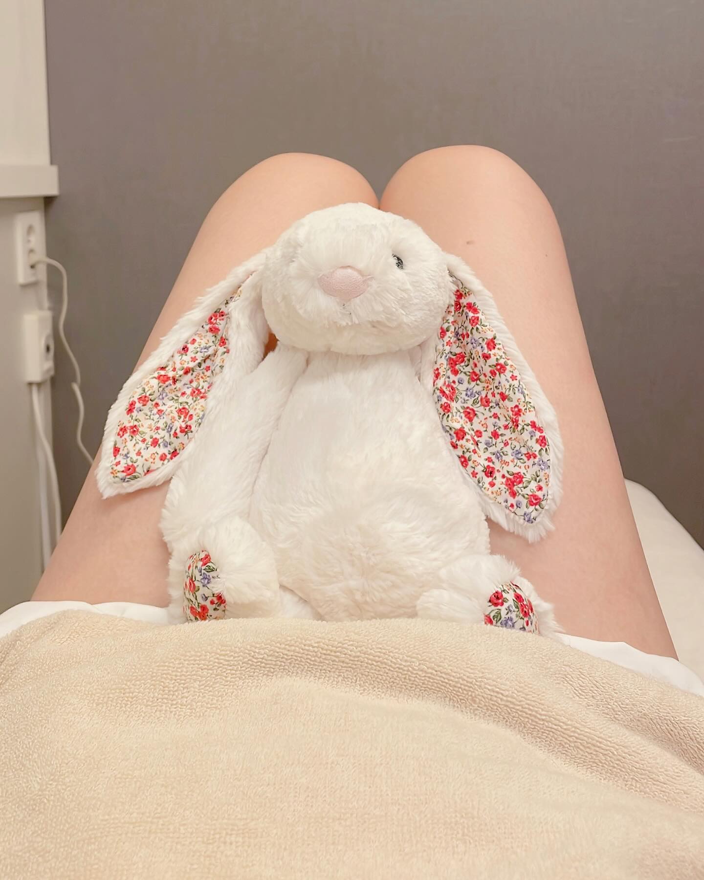 산전마사지 누가 소용없다고 했나🫢

아가씨?때부터 하체부종을 달고 살았던 토담맘🤰🏻
임신 중후기에 접어드니 손발은 뭐 아침마다 퉁퉁
허리도 아프고 잠도 깊게 안오더라구요😞

조리원 예약하면 산전 1회 무료 마사지도 있지만
선배 맘인 지인이 추천해준 마사지샵에 가서
산전 마사지 받고 왔어요😃

인천에서 좀 날리셨던? 분이라던데 와...
아이 셋을 낳으신 배테랑 분이더라구요?!
그래서 그런지 어디가 아프고 안좋을지 딱 아셔서
꾹꾹 잘 풀어주셨어요 ..wow🩷

누가 산전마사지 별로라고 했나...다나와 ㅋ
이번에 차를 바꿔서 참아졌지만 10회 끊고 싶더라구요🥲

저처럼 부종 심하거나 아픈분들 산전마사지
꼭 받아보세요 이곳이 지상낙원....🥹

받고나서 부종 싹 다음날까지 다리가 가볍더라구요

산후마사지가 진짜 엄마의 살덩어리들을
떨쳐버릴 수 있는 기회라던데 진짜 꼭 다시 받으려구요
꼭 ... 확찐살 다 빼버릴테다...ㅋㅋㅋ

용인 사시면 진짜 아라스킨 산전산후마사지
강추 드려요!!!👍👍👍

임신동지들 건강하게 우리 천사들 만날때까지
우리 조금만 더 힘내보아요!👶🏻🩷

아라스킨 👶🏻 ara_skin_ 

.
.

#내돈내산 #아라스킨 
#산전마사지 #산후마사지 #임신8개월