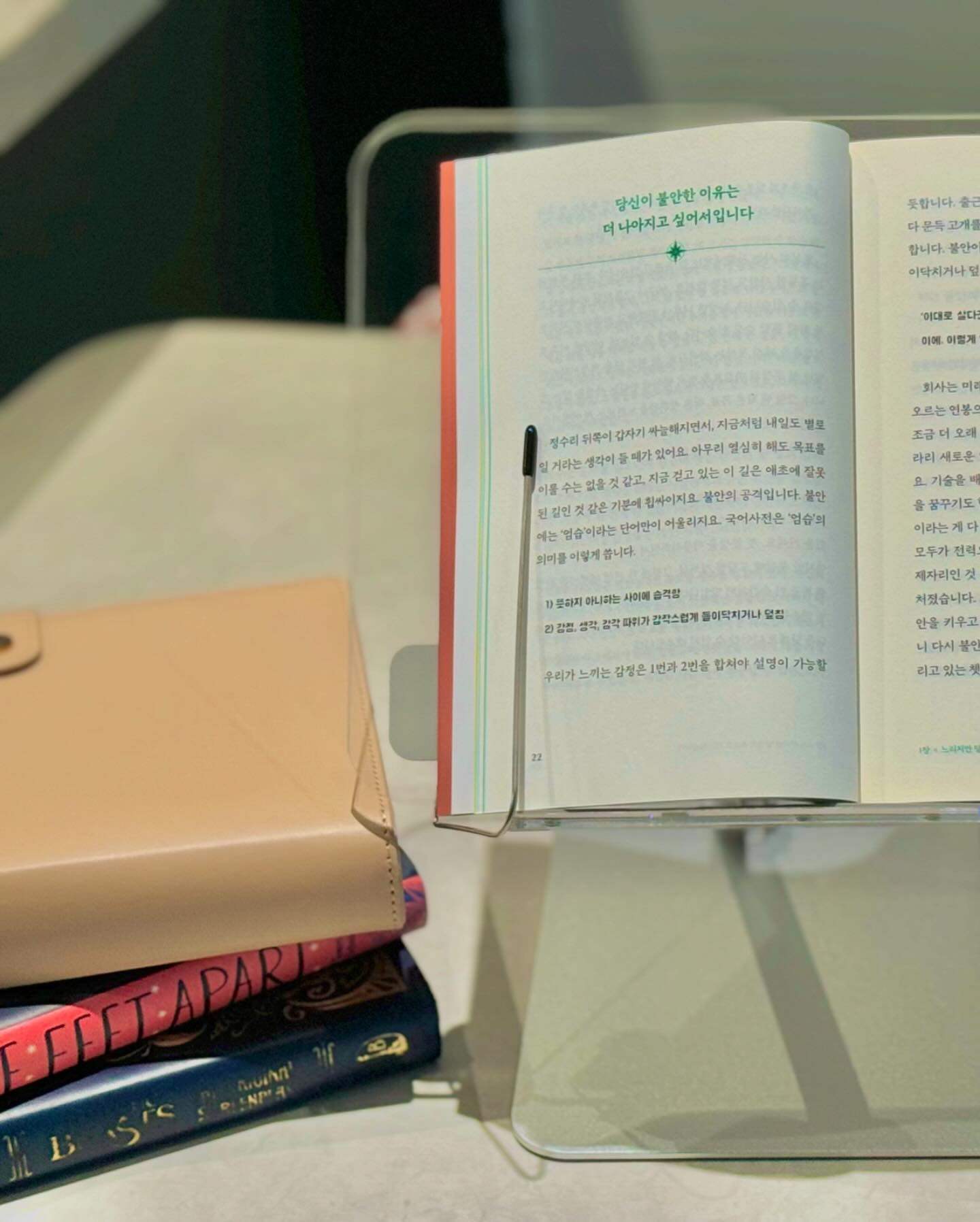 #제품제공 X norit.official 

꾸준히 노력하는 독서..📚
전에 사용하던 독서대는 높이 조절이 안되서 
목이 너무 아프더라고요. 🥹

그래서 높이 조절이 가능한 #노르잇투명독서대 들였죠❤️

시중에 판매하는 비슷한 디자인의 제품들이 많지만, 
노르잇 하이앤드 북스탠드는 국내에서 처음으로 유행을 일으킨 
오리지널 브랜드랍니다! 

회전형 가압 장치를 구비한 투명 독서대를 개발하여 
특허 등록까지 가지고 있어 품질면에서 퀄리티가 다른 노르잇!

유해 물질, 환경호르몬 검사까지 완료해 
어린이도 안심하고 사용할 수 있는 안심 제품이라서 
#어린이독서대 로도 유명해요👶

두껍고 튼튼한 지지대로 무려 10kg 무게를 지지할 수 있어
흔들림 없이 안정적이고요. 

아크릴 상판과 받침대가 연결된 일체형 제품으로 
접촉면에 실리콘 패드가 부착되어 책 받침대 역할은 물론, 
노트북, 태블릿 거치대로도 스크래치 없이 사용할 수 있답니다.

​노르잇 높이 조절 아크릴 독서대는 전국 서점 
교보문고, 아크앤북, 알라딘 중고서점 등 대형 서점에서 
직접 보고 구매할 수 있어요🤑
​
현재 네이버, 교보문고,  yes24, 알라딘 홈페이지에서 
독서대 부문 판매량 1위로 높은 만족도를 주는 브랜드랍니다⭐️

|

#독서대 #독서대추천 #노르잇독서대 #노르잇북스탠드독서대 #북스탠드 #책받침대 #북스탠드추천 #아크릴독서대 #투명아크릴독서대
