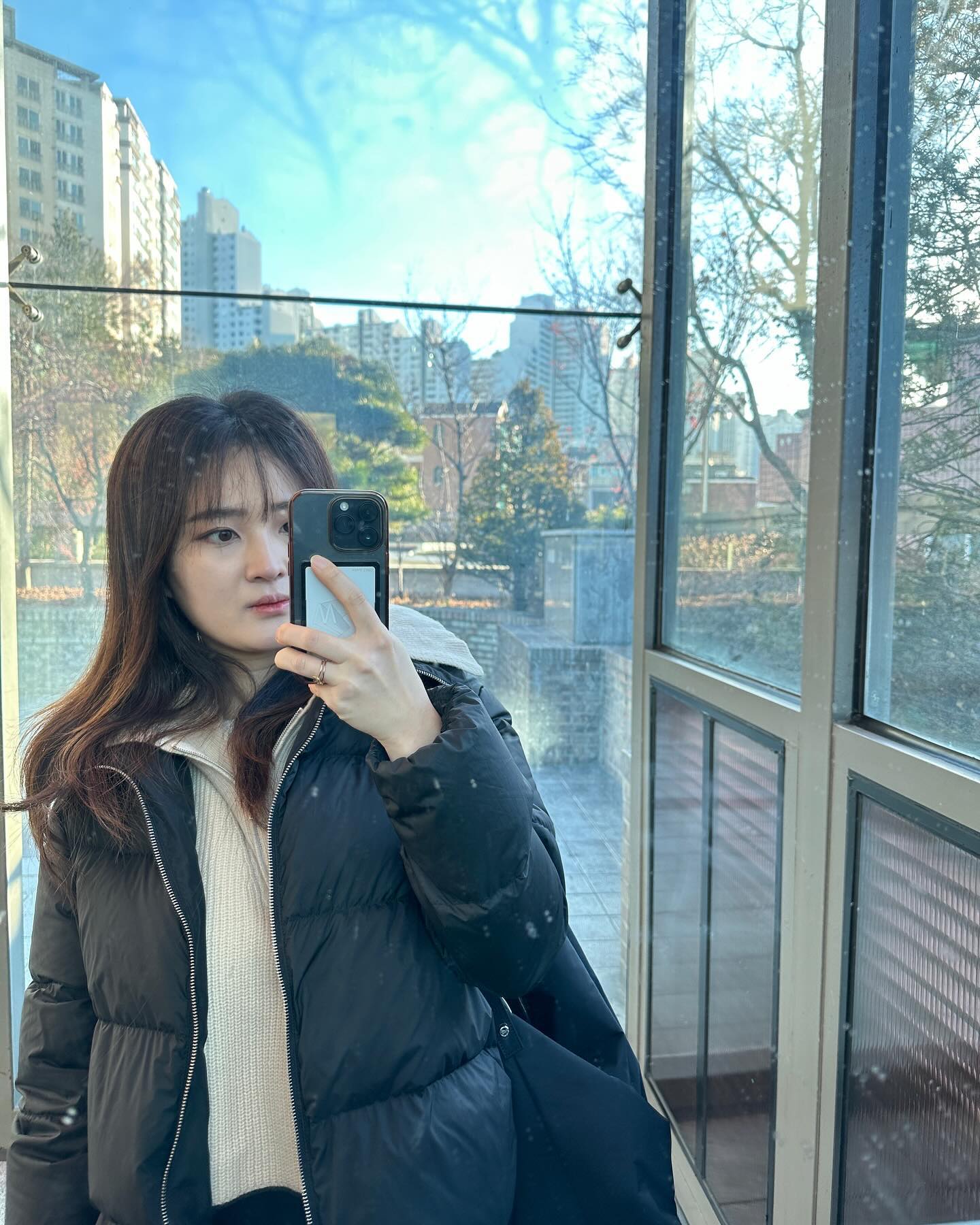 아우 오늘 날씨 진짜 좋네요
이런 날 회사에 박혀있어야 하다니...🫠

그래도 점심 보쌈이라 행복했습니다 념념

패딩 :  #그레이룸 #에르노구스다운
상의 : #드혀니 #밍크티
바지 : 드혀니 #무적웜팬츠슬릿
가방 : #유메르 #파나슈백

#출근룩 #데일리룩 #ootd #출근룩기록 #데일리코디