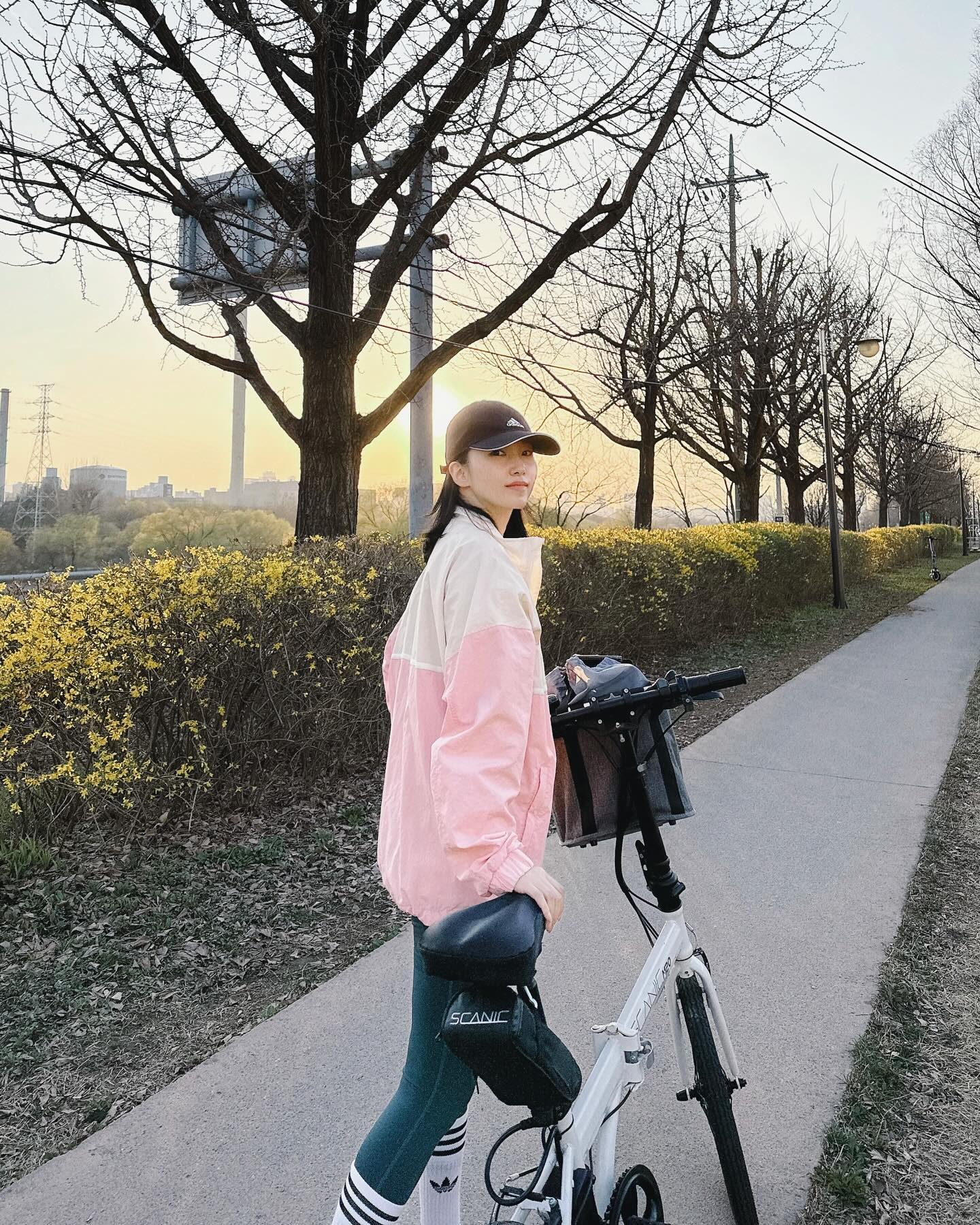 봄바람 맞으며 한강 라이딩 
한강가서 라면 뿌시고 꽃구경까지 완벽 ☀️🌈🌼
#라이딩🚲  #취미부자