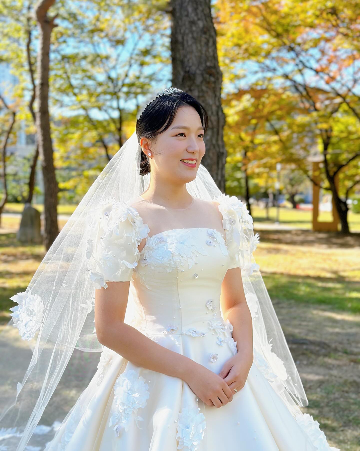 ❤️

메이크업 원장님의 빠른 손놀림
플러스 메이크업샵 웨딩홀 이동거리 5분

콜라보로 우리에게 갑자기 생긴
40분의 여유💕

이런 황금 같은 빈틈 놓칠수없어서
야외에서 선촬영 바로 갑니다🍃

모두에게 똑같이 주어지는 시간이 아니라
더더욱 소중한 시간

가을 신랑 신부님 
마지막 데이트 제대로 즐기고 이동합니다