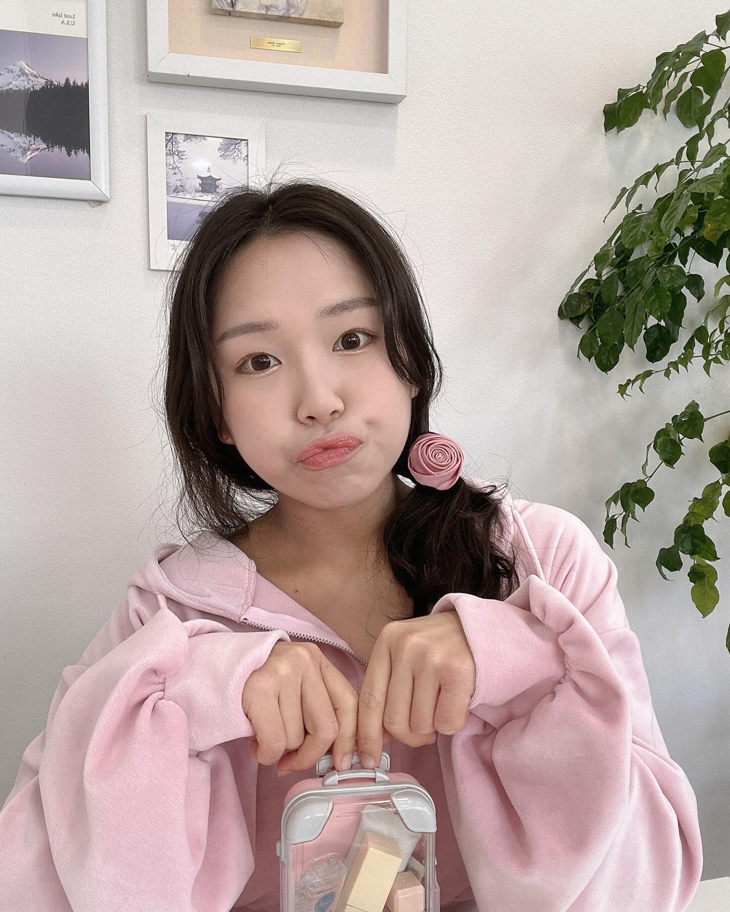날씨도 너무 좋구 여행 가고 싶어서 미니 캐리어 끌고 느낌 내봤됴~ 다 핑크로 맞췄찌💗