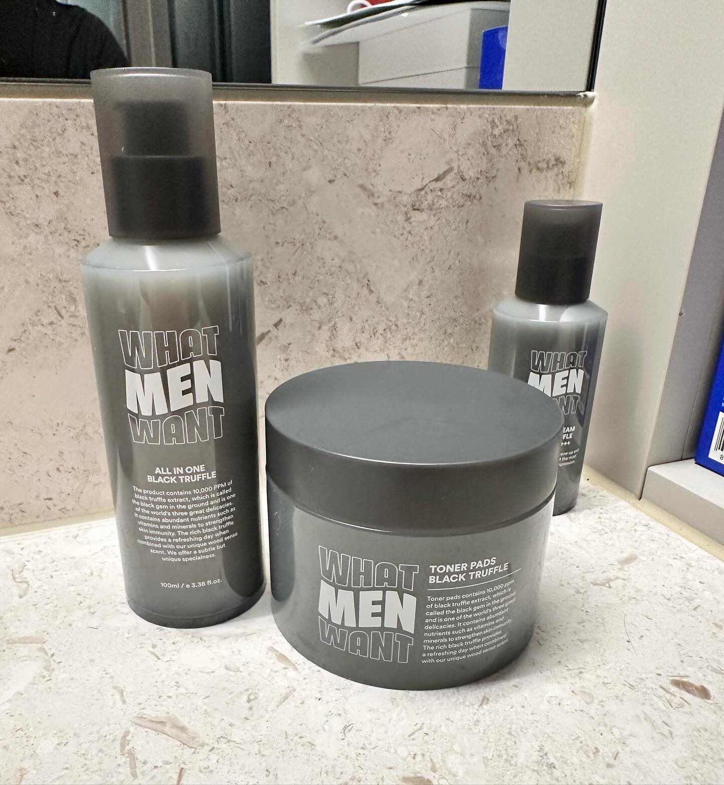 🙋‍♂️ #광고 최초 프리미엄 블랙트러플을 사용 기초제품 
What Men Want 남자들이 선호하는 올인원, 간편함, 베스트는 감미로운 블랙 트러플향 🌸💙

블랙 트러플.. 비싼데 여기 제품들에는 엄청 들어있어서 향도 너무 좋았고 피부가 확실히 부드럽고 모공도 눈에 띄게 축소 되어지더라고요…! 🇫🇷프랑스산 블랙트러플 추출물 1만 ppm이 함유되어 있어 피부 노화를 방지하고 동안 피부로 가꾸어 준데요~! 

톤업크림: 자연스러운 톤업이 됨과 동시에 SPF50++로 선크림 기능까지 한번에 케어할 수 일어서 편리했어요:)

토너패드: 여성보다 오히려 피지와 노폐물 분비가 많은 남자가 꼭 써야하는 필수 제품으로 필수이고 패드의 안정감과 두께감이 이건 단순히 시중에서 한번 쓰고 마는 그런 패드가 아니더라고요..! 

올인원로션: 매우 산뜻하게 사용 가능한 제형과, 은은한 우드센스 향이 매력적이에요:)

 #왓맨원트 #남성화장품 #블랙트러플 #올인원로션 #토너패드 #톤업크림