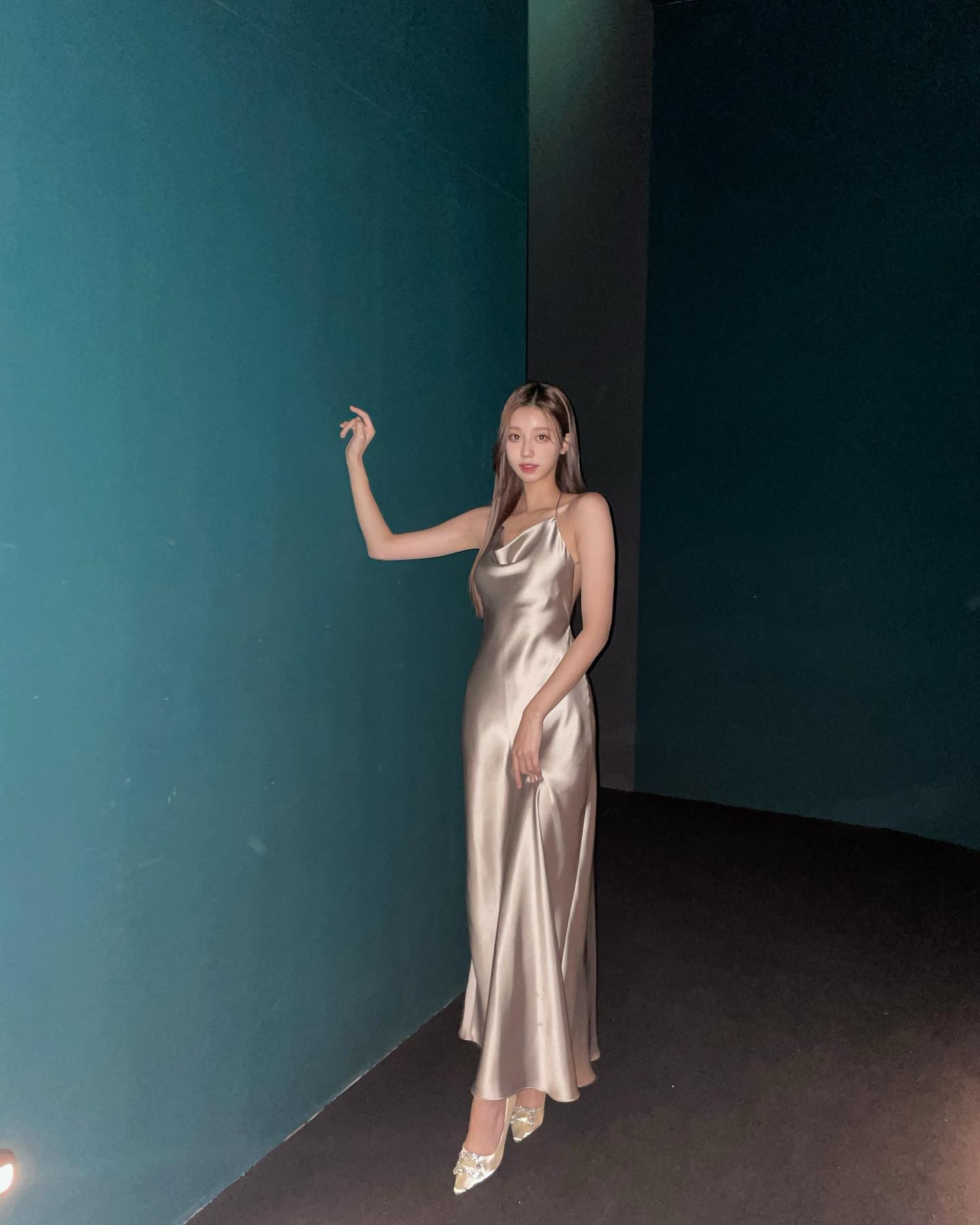 lux_seoul 🅾🅷 🅼🆈! This is my vibe🖤+👗