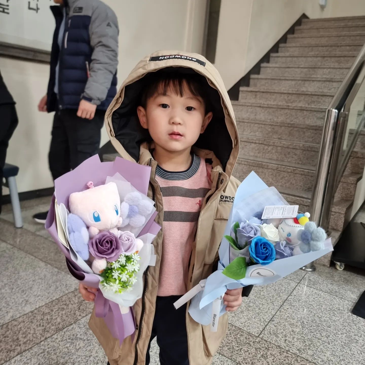 대구 북구 복현동 꽃집✨️

얼마 전 있었던 우리 애기들 재롱잔치.
재롱잔치 수고했고, 잘했어-! 하려고
준비했던 캐릭터인형 꽃다발.

픽업시간도 맞춰주시고 너무 친절하게 응대해주셔서
너무 만족스러웠던 꽃집!
비누꽃으로 제작했지만 생화로도 제작이 가능하고,
없는 인형은 원하시는 인형을 가져오시면 그걸로도 제작이 가능하다고 하셨다!
(킨더조이도 추가가능!)

사장님께서 매일매일 꽃시장을 방문해서
품질을 따져서 구해오신다고 하셨어요!
원하는 색감이 있으면 2-3일전,
당일 픽업주문은 2-3시간 전에 미리 전화나 문의주시면
가능하다고 하시니 문의드려보시는거 추천드려요!🫶

원데이클래스도 상시로 진행하신다고 하셨답니다!

✨️블랑도어

▪️대구 북구 동북로55길 7 1층

▪️영업시간 11:00 - 19:00

▪️매주 화요일 정기휴무

▪️0507-1332-2439

▪️전용주차장 있음

#대구복현동꽃집 #블랑도어 #생화꽃다발 #재롱잔치꽃다발 #학예회꽃다발 #졸업식꽃다발 #킨더조이꽃다발 #꽃선물 #대구북구꽃집 #원데이클래스