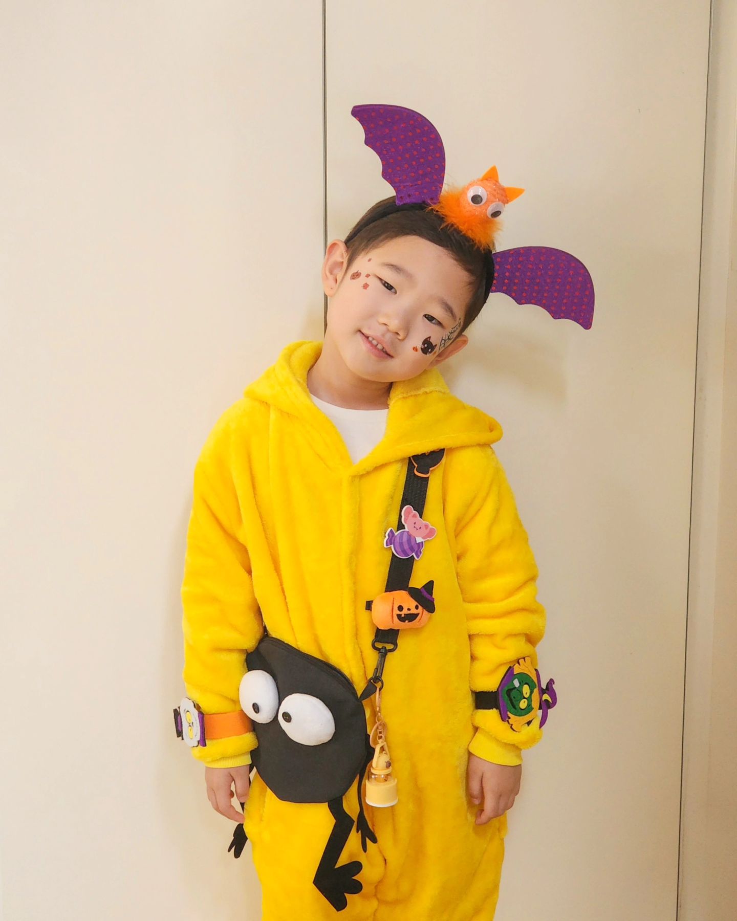유치원 할로윈 행사 👻

자기 전에 친구들 나눠줄 간식 선물 포장하고
깨자마자 부은 얼굴에 그림 그려주고
학원 가서 옷 불편할까 봐 찾아가서 다시 갈아입히고.

행사는 네가 즐기는데 왜 내가 더 바쁜 걸까.
내일은 내 사심 채우러 가기로 ✈️

어쩌다 보니 3년째 피카츄.. 😅

#안녕우리바다🐳🦈 생후2030일 ✔ #생후66개월 #만5세 #말썽꾸러기 #아들바보 #키즈모델 #빡거녕등원일기 #유치원할로윈 #할로윈행사 #피카츄