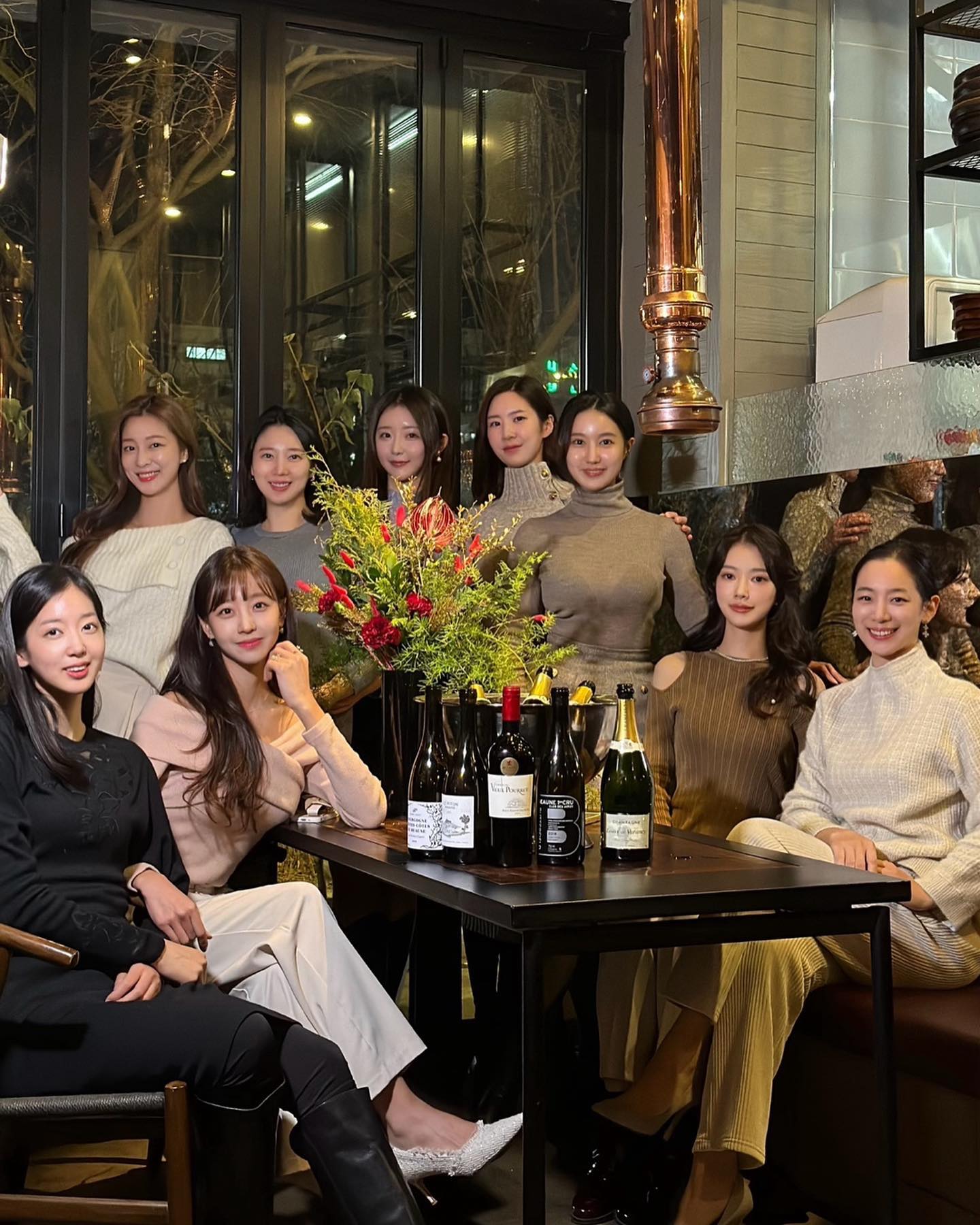 미미회 연말 🍾💕
아름다운 그녀들과 사랑의고기에서 사랑을 마음껏 느끼고왔어요
무항생제 고기는 넘버링이 있는거 알고계세요?
우리나라에서 받기도 힘든데 
그 귀한 고기들이 여기에 있답니다
고기상태만봐도 최상급 인정 🥹❤️
샤토브리앙은 고기 결에 손으로 소금 한꼬집 살살 뿌려서
먹으면 이게 고기인지 버터인지 씹을수록 고소고소 🐮
부위마다 제맛을 다 느낄수 있어서 좋았어요
새우살은 진짜 하트다 하트 ❤️
그리고 연말을 제대로 느끼게해준 #루이드바랑시 🍾
역시 고급지게 팡팡 터져서 기분좋게 마셨어요
디저트는 #태극당아이스크림 🥹❤️
진짜 사랑의고기다 …❤️

#미미회 #미미회연말 #사랑의고기 #서울외식 mikofoodieclub meatoflove
