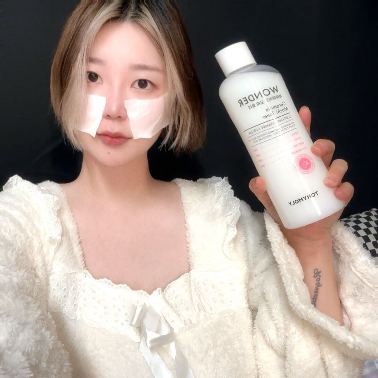 tonymoly_street
#제품제공 #토니모리 #모찌토너 #젤리블러셔

✔️원더 세라마이드 모찌토너 
- 보습부터 진정, 장벽 케어까지 한번에 가능한 토니모리 부동의 베스트셀러
- 당기고 건조한 피부를 자극없이 모찌처럼 쫀쫀하고 촉촉한 피부로 데일리 케어 가능

계절이 추워지면서 많이 건조해진 피부를 모찌모찌하게 쫀쫀하게 해주는 모찌토너
히알루론산과 판테놀을 가득 담아 농도있는 점성이 있는 제형으로 찹쌀떡처럼 쫀쫀하고 탄력있는 피부로 케어 해줄 수 있어요
세라마이드 성분 5,000ppb 함유로 무너진 피부 밸런스와 장벽 을 탄탄하게 해주면서 인공향료&색소, 동물성원료, PEG 계면활성 제가 들어있지 않아서 민감성 피부도 무난하게 데일리로 쓸 수 있 는 착한토너 ! 닦토와 보습팩으로 번갈아가면서 토너 하나로 올 겨 울에 피부케어 해보세용!!

✔️치크톤 젤리 블러셔 
- 말랑촉촉한 젤리 텍스처가 녹아들 듯 보송하게 밀착되어 텁텁함과 들뜸없이 맑은 컬러감을 유지
- FW 데일리로 사용하기 좋은 차분하고 누디한 컬러
 
- 1호 포그핑크(FOG PINK) : 세련된 분위기의 밀키한 뮤트 핑크 컬러
- 2호 누디엠버(NUDE AMBER) : 청초한 분위기의 누디한 엠버베이지 컬러
- 3호 로즈쿼츠(ROSE QUARTZ) : 우아한 분위기의 차분하고 톤다운된 로즈 컬러

촉촉하고 말랑한 젤리 투명한 컬러 연출 가능!
투영도 높은 파우더 사용으로 각질부각 없이 누구나 쉽게 얇고 균일하게 레이어링 가능!
내장된 전용 모찌퍼프로 간편하게 휴대 가능
차분하고 부드러운 컬러 계열로 데일리하고 블러링한 가을 분위기 연출 가능

#FW신상 #가을메이크업 #톤온톤메이크업 #데일리메이크업 #블러셔추천 #웜톤블러셔 #쿨톤블러셔 #환절기토너 #진정토너 #보습토너 #토너추천 #motd #뷰티 #뷰티팁 #뷰덕 #코덕 #훈녀 #훈남 #흔녀 #흔남 #모델 #협찬모델 #협찬 #제품협찬 #거울샷