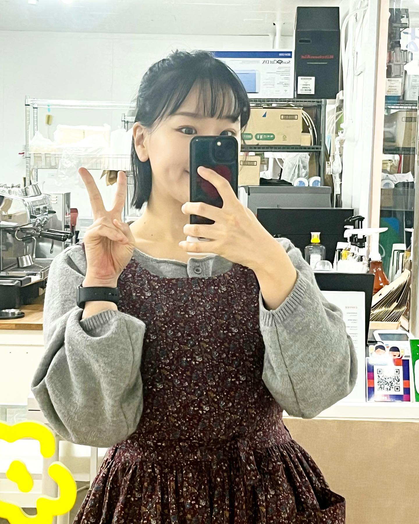 .
완데이 앞치마 스토어 오픈 준비하는데
상호명을 못정하겠네..🥲

완데이를 운영하면서 다양한 앞치마를 
구매해서 입어봤는데 일할때 아쉬웠던 
부분이 조금씩 있었다.

일할때 편한 앞치마를 만들기로 했다.
디저트 카페를 운영하는 내가 입었을때
불편함, 무거움이 최대한 없는 앞치마로!

재봉사인 엄마께서 직접 패턴을 
수정하시며 함께 준비중이다!
(이번주만 두번째 수정중👉🏻👈🏻)

스토어 오픈 목표는 3월🤍
하고싶은거 다 해보는거지👍🏻
-
사진 속 앞치마도 샘플!