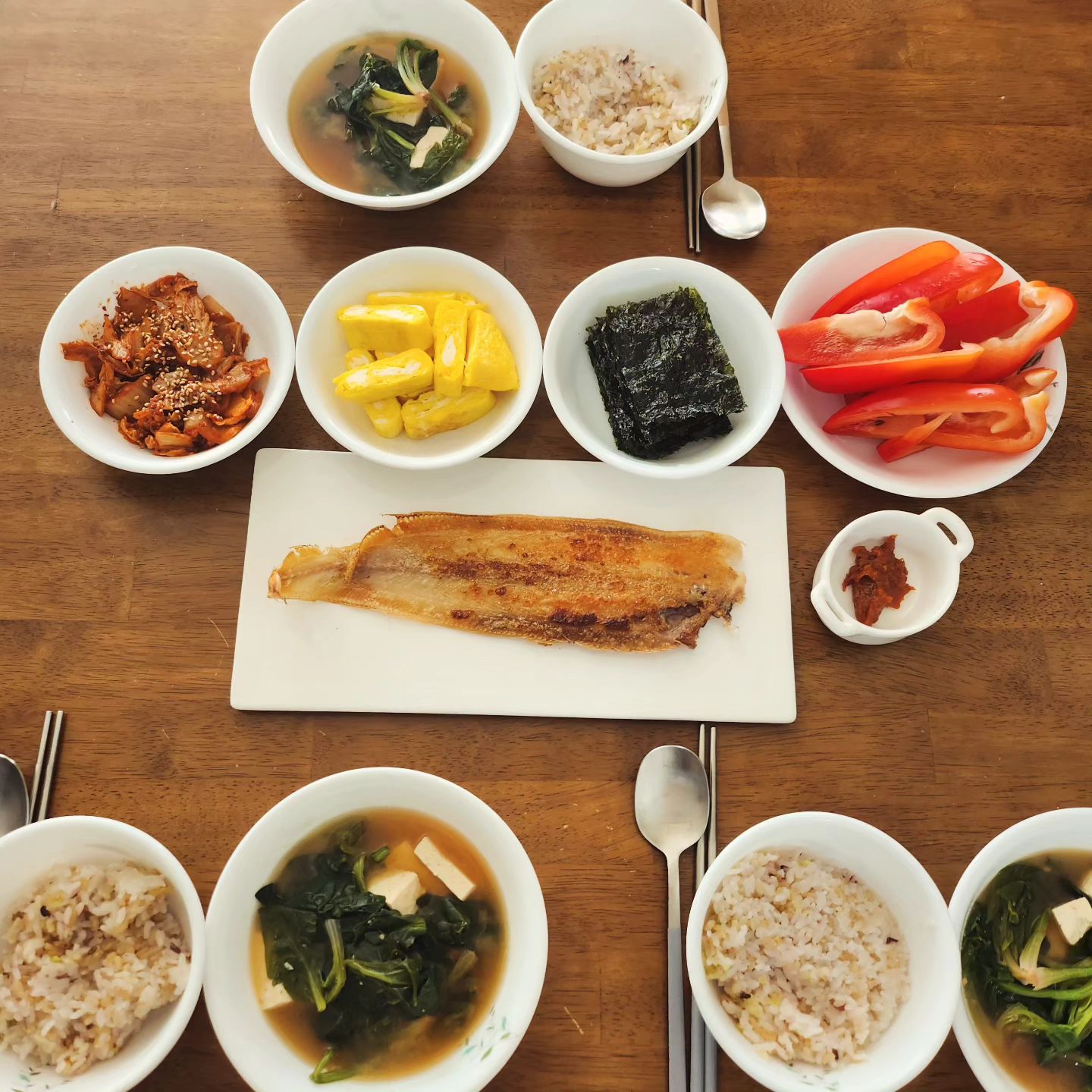 ♡일요일 아침밥상입니다~
낚시술마왕은 급한 시골행~
우리끼리 먹자

👉집밥메뉴
건강하자 잡곡밥
아이들이 좋아하는 시금치 된장국
바삭바삭 서대구이 
노란 계란말이
아삭한 파프리카
매콤달콤 김치볶음
바삭바삭 김

맛있게 먹었습니당 ~
우리 일요일도 행복하게 보내요
♡♡♡♡♡♡♡♡♡♡♡♡♡♡♡♡♡♡♡♡♡
#아침밥 #집밥그램 #집밥메뉴 #배불러 #서대구이 #시금치된장국
#일상 #레시피 #주말밥상 #방학식단 #맛집러
#집밥러 #일요일밥상