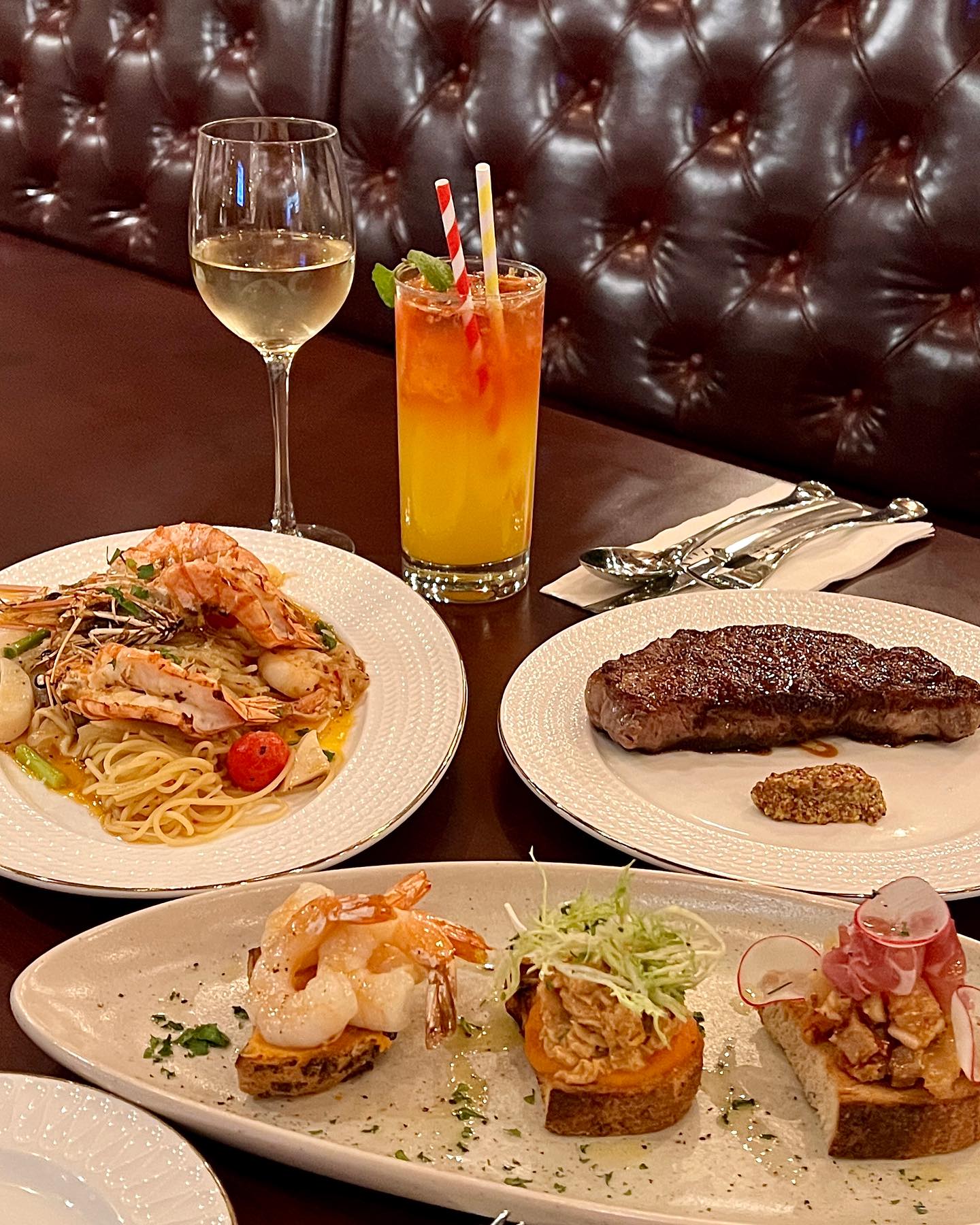 #어거스트힐 #AUGUSTHILL

기념일에 다녀온 스테이크 하우스🍽️
주차도 편하고 규모도 커서 들어가면서부터 기분 좋은❣️
들어가니 분위기도 좋았어요~ 테이블도 많고!
인원 많아도 룸이 있어서 이용하기 좋을듯˃̵͈̑ᴗ˂̵͈̑ 

가격도 괜찮고 메뉴도 많아요|
식사도 좋고, 간단하게 와인 한 잔 하기에도👍🏻
티본 스테이크가 유명한 것 같은데~ 
다음엔 가족들이랑 가서 티본 스테이크 먹어보고 싶네요😘

📌새우오일파스타 20,900
📌채끝스테이크 300g 44,900
📌하우스와인 12,000

#먹썸 #먹썸_송파 #먹썸_방이

#먹스타그램 #맛스타그램 #먹팔 #송파맛집 #방이맛집
#잠실맛집 #방이먹자골목 #파스타맛집 #스테이크맛집
#분위기맛집 #잠실데이트 #기념일맛집 #결혼기념일 #와인 
#foodie #steak #pasta #anniversary #wine #l4l