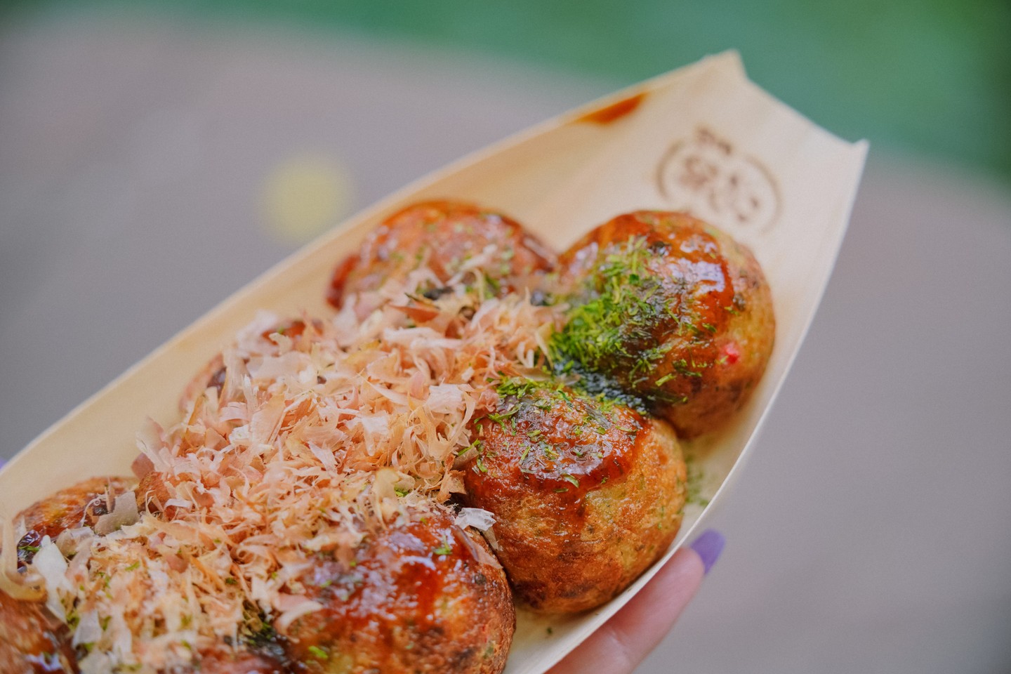 Fukuoka_4月 끝나지 않는 일본기록
🐙타코야끼 맛집_긴타코

하카타 캐널시티 오면 이 긴타코는 먹어줘야 한다길래 먹었는데 맛있긴 하다. 생각보다 흐물하다는 후기가 있는데 내가 먹었던 긴타코의 타코야끼는 한국의 타코야끼보다 훨씬 겉면이 바삭하고 속은 촉촉하다. 

하남에도 긴타코가 있긴 한데, 하남에서 먹어보니 일본지점과는 정말 다른 맛이다. 거기야말로 흐물흐물 그 자체. 캐널시티에 온다면 먹어볼만하다. 

일단 문어가 엄청 큼직하다.

.
.
.

#일본여행 #후쿠오카 #후쿠오카여행 #여행에미치다 #여행스타그램 #여행사진 #여행후기 #해외여행 #사진스타그램 #일본거리 #후쿠오카2박3일 #여행소통 #여행계정 #여행기록 #타코야끼 #후쿠오카타코야끼맛집 #긴타코 #킨타코 #캐널시티긴타코 #trippics #trip #travelgram #instatravel #tripstagram #travel #photography #japan #fukuoka