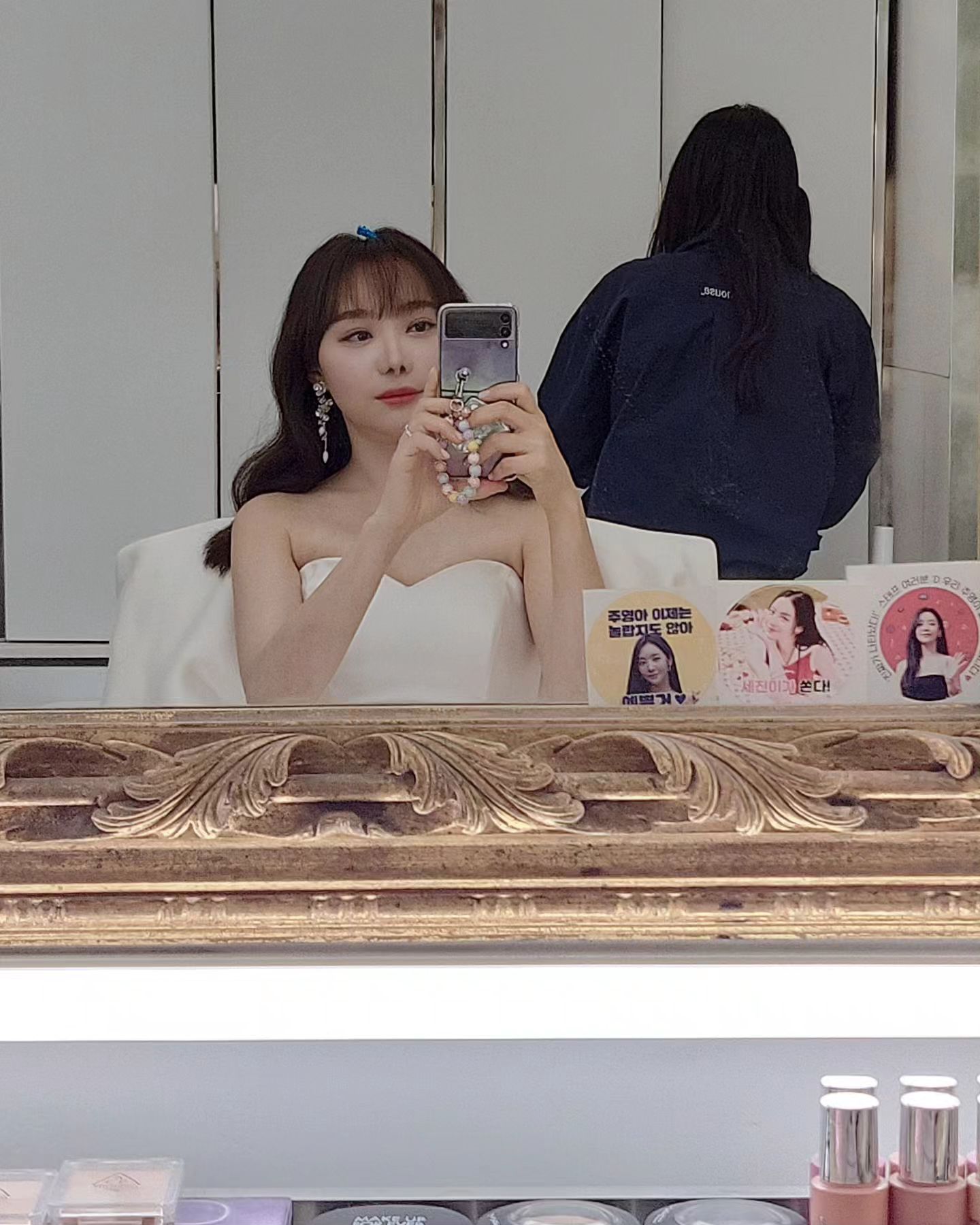 스튜디오촬영 끝 ❣️
카메라보고 웃는거 너무 어색해서 힘들어따 
스냅처럼 뛰고 웃고 놀면 되는건줄 알았는데 스튜디오촬영은
헤어 셋팅해준 그대로 드레스만져준 그대로 가만히 있어야 되는거였어서 생각했던것보다 더 뚝딱이였음🐱
찍고싶은 사진들 시안 ppt 준비해가고 부케세개에 커플운동화 꽃풍선 케이크 도넛 사람들 한다는건 전부 챙겨갔더니 그거 다 찍어주신다고 진짜 여섯시간 넘게 찍었다 ㅜㅜ 
원하는거 다 찍어주신다고 작가님이 엄청 고생하셨다😭😘

#스튜디오촬영 #셀프부케 #리저브하우스 #웨딩촬영