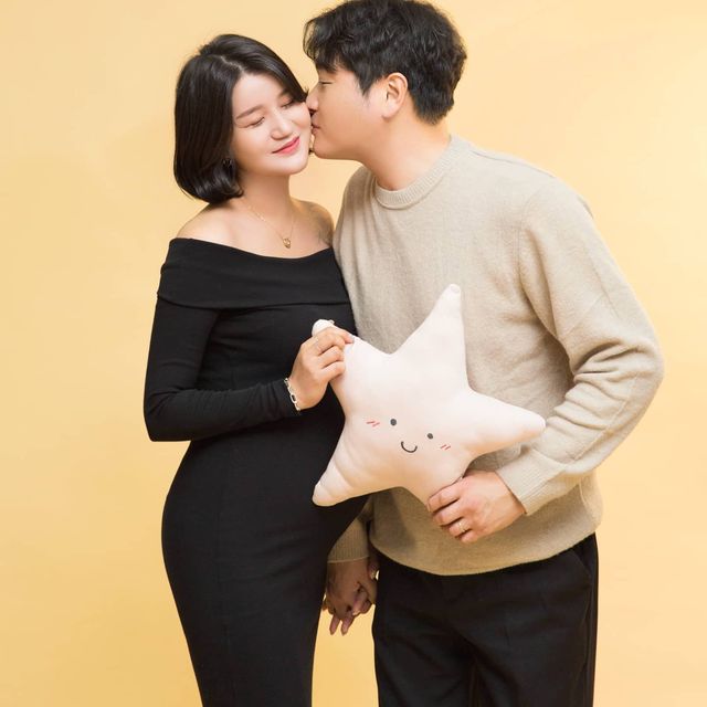 김새롬 on Instagram: "-
27주 6일차에 찍은 만삭사진
배가 많이 안나온 줄 알았는데
막상 옷을 입어보니 배가 엄청 많이 
나온 것 처럼 보이는 효과가!!

사진찍는거가 너무 어색해
오빠도 나도  얼어 붙어서
어색한 미소와 어색한 포즈들ㅋㅋ
악조건 속에서도 예쁜 사진 찍어준 #베이비유청담 감사합니다♡

#만삭사진 #만삭촬영 #만삭원피스 #임산부 #28주임산부 #스튜디오촬영 
#베이비유만삭사진 #태교사진찍기 #임산부스타그램 #신혼일상 #신혼부부 #태명 #별하 #벌써 #8개월차"