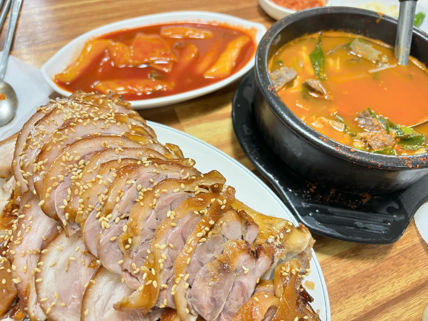 #내돈내산 

공덕 마포왕족발

주소 : 서울 마포구 만리재로 19
8:00~03:00
✔️족발 대) 4.0 소) 3.4

인스타에서 난리인 집이라 가봤다. 족발만 시켜도 떡볶이, 순대국, 순대가 무한리필인 집이래서 주당인 소슐랭이 또 뛰어가봤다. 방문시간이 거의 밤 12시 근처였어서 그런지 족발은 뻑뻑했고 냄새가 나는 듯했다. (편육에 가까웠다) 개인적으로 냄새에 예민한 편이라 재방문은 어려울 듯하다. 서비스로 주신 순대와 간도 말라 붙어있었고 순대국에 넣어서 먹었다. 무한리필이지만 리필해달라고 말하지 뻘쭘해서 눈치보다가 왔다. 사장님이나 직원분들이 불친절한건 전혀 아니다. 내 문제다... 족발이 야들야들하다는 후기도 있는데, 본인의 방문시간이 문제였던건진 잘 모르겠지만... 비추....

rate: 1/5

#믿먹소 #맛집 #소슐랭_공덕 #소슐랭가이드 #광고문의 #협찬디엠 #인스타그램광고 #공덕맛집 #마포왕족발 #공덕마포왕족발