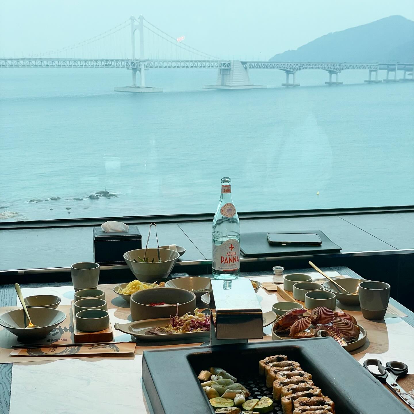#부산장어맛집
#태산장어 👍

남편이랑 2월 첫날 데이트!
광안대교뷰 프라이빗룸에서
장어구이 먹고 기력보충하고 왔어요💪

강화도 청정 갯벌에서 자연방목하여 키운 민물장어
한번 초벌해서 나온 장어를
직접 구워 잘라주셔서 편하게 먹을 수 있답니다
육질이 탱탱하면서 부드러워 입에서 살살 녹는 맛이 예술!

기본 반찬 세팅부터 복분자차, 과일 디저트까지 고급스럽고 
대접받는 기분에 만족스러웠던 #광안리맛집 강추입니다🫶

📍주소 : 부산 수영구 광안해변로263, 파로스 17층
📍시간 : 11:30 - 23:00(22:00 L.O / 화요일 정기 휴무)
📍주차 가능

📝강화도 갯벌장어(1인분 350g) 82,000원

.
.
.

#부산장어구이 #광안리데이트 #광안리데이트코스 #광안리데이트추천 #광안리데이트장소 #광안리여행 #광안리가볼만한곳 #광안리장어구이 #광안리장어맛집 #광안리밥집 #광안리회식 #광안리카페거리 #광안리해수욕장맛집 #부산여행맛집 #광안리핫플